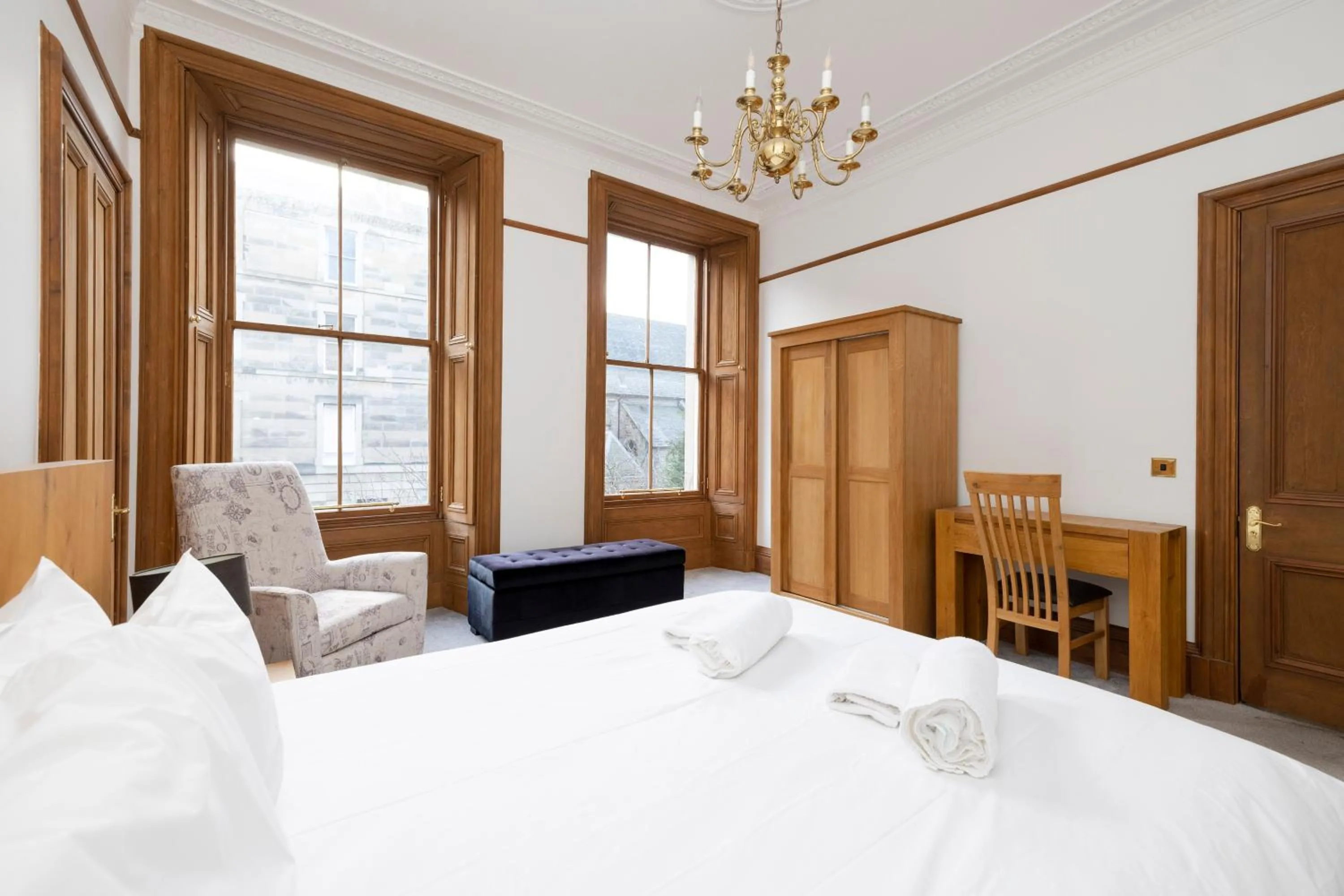 Bed in JOIVY 5 Bedroom Apt near Meadows and George Square