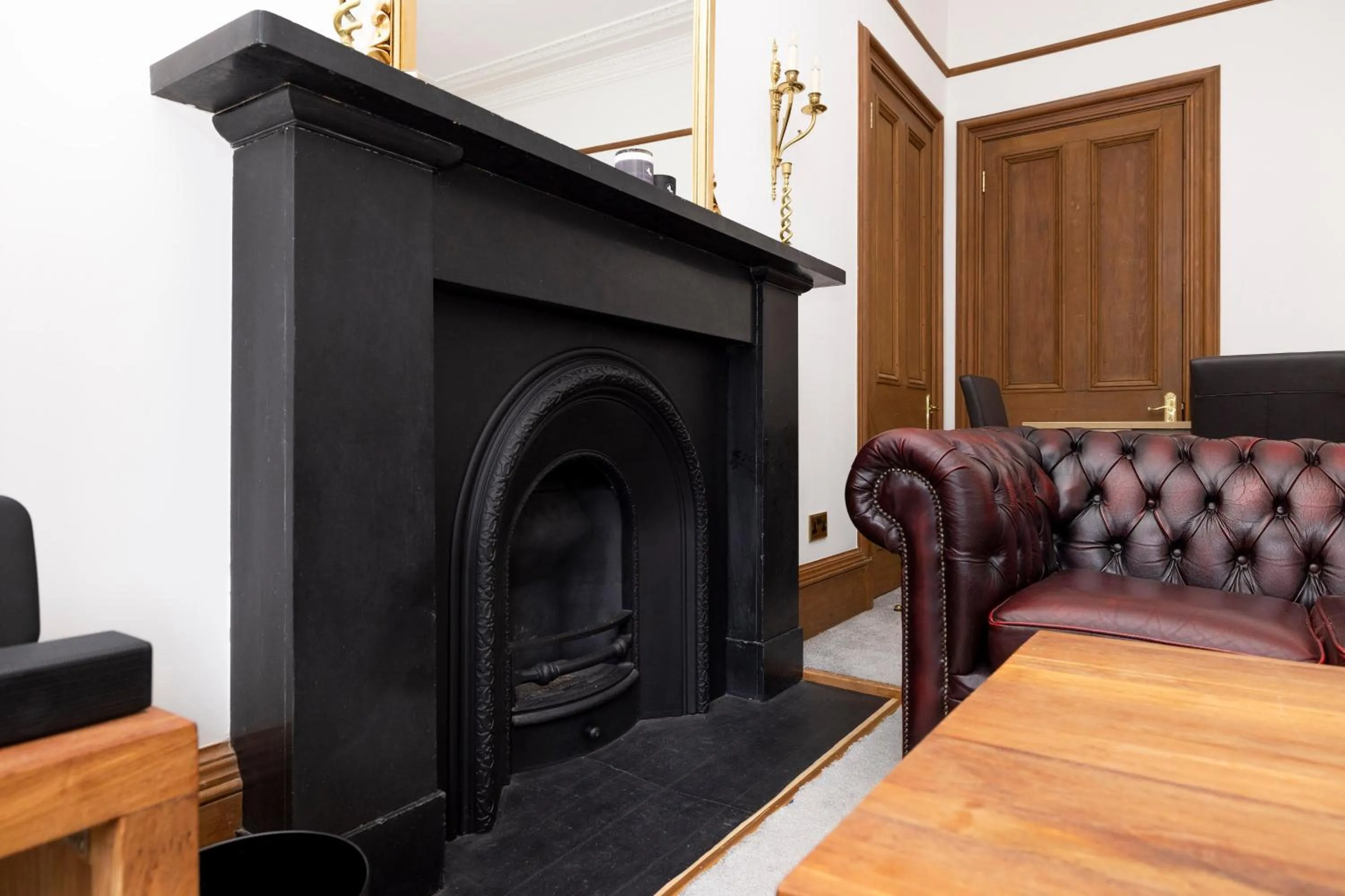 Living room in JOIVY 5 Bedroom Apt near Meadows and George Square