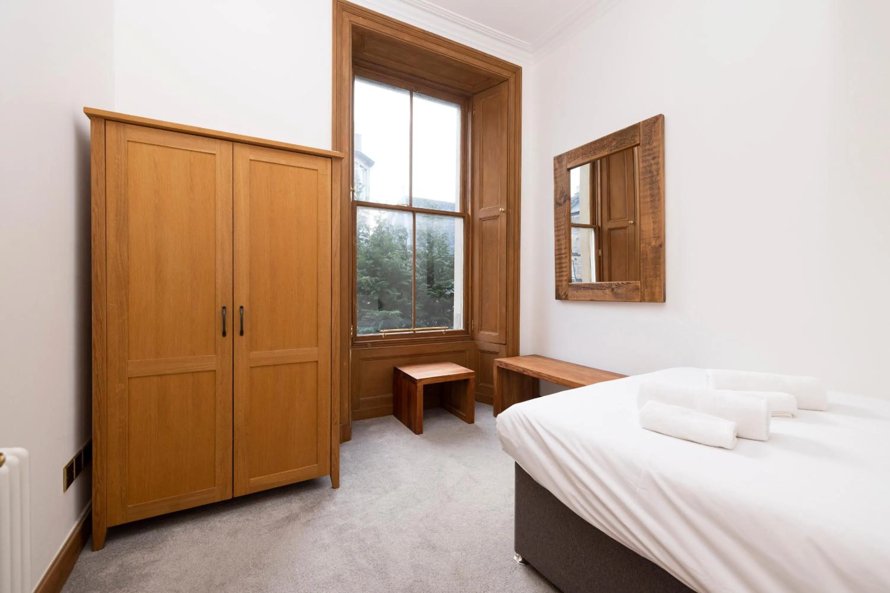 Bed in JOIVY 5 Bedroom Apt near Meadows and George Square