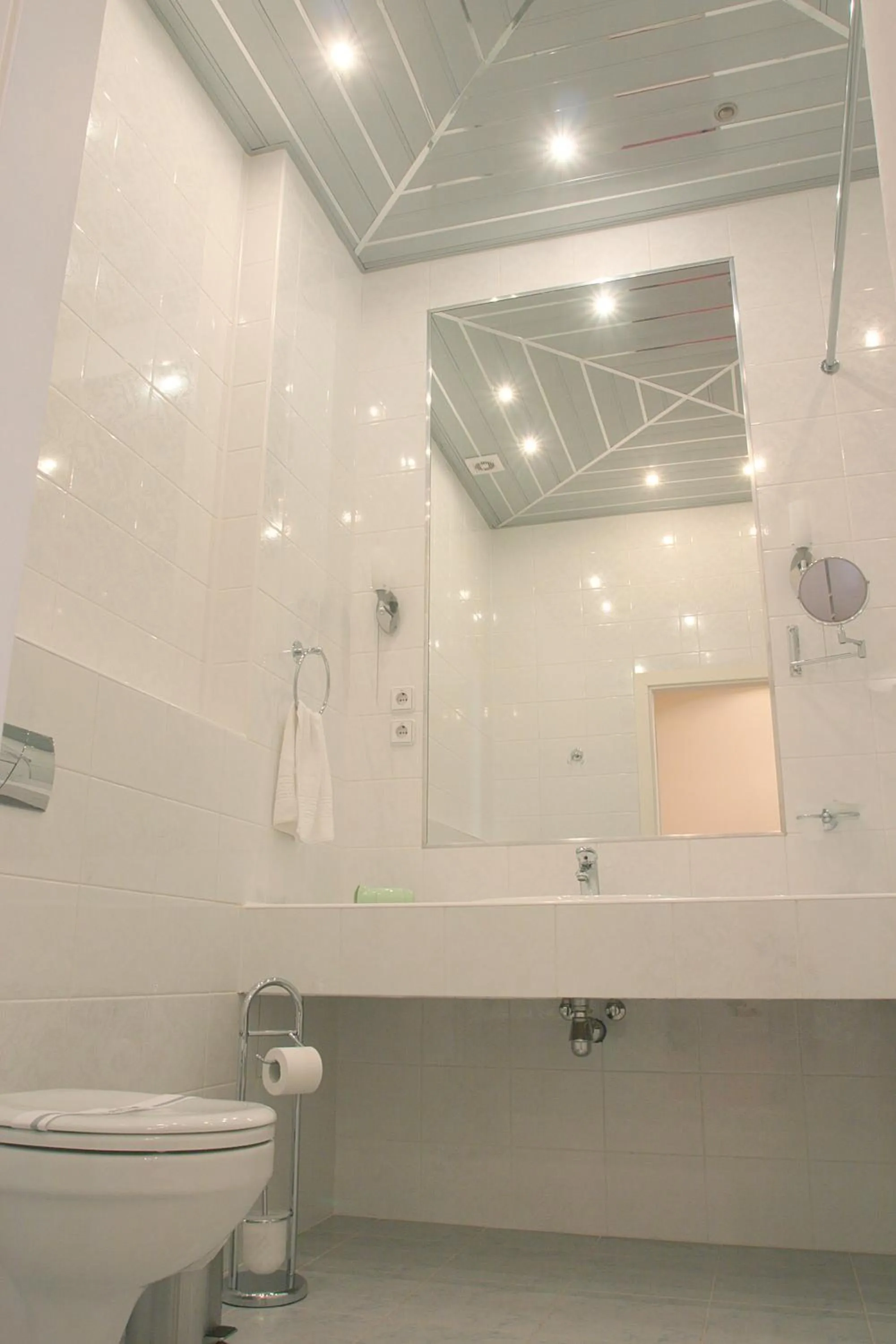 Bathroom in Astoria Hotel