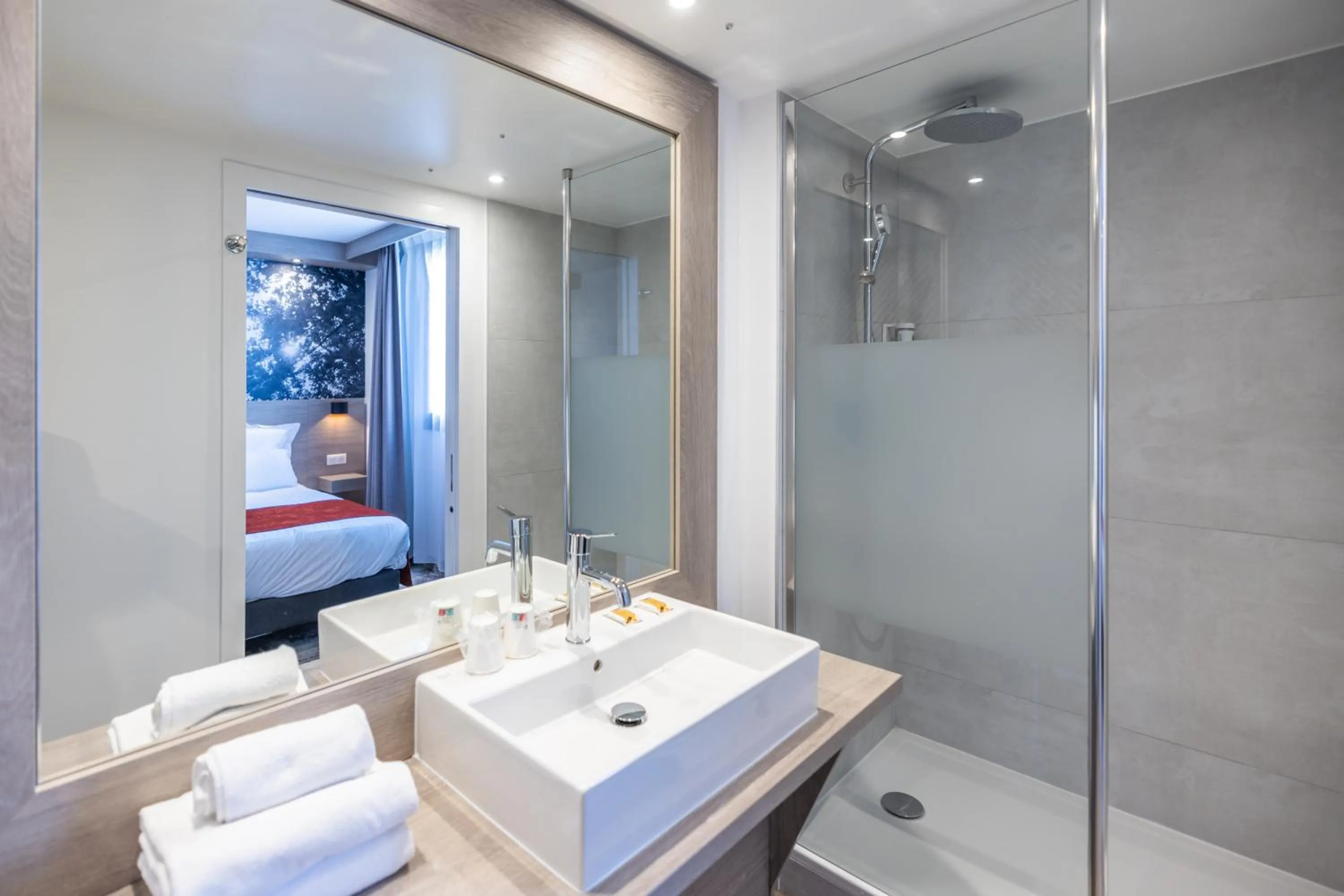 Shower in Best Western Saint Exupéry Eysines - Bordeaux Ouest