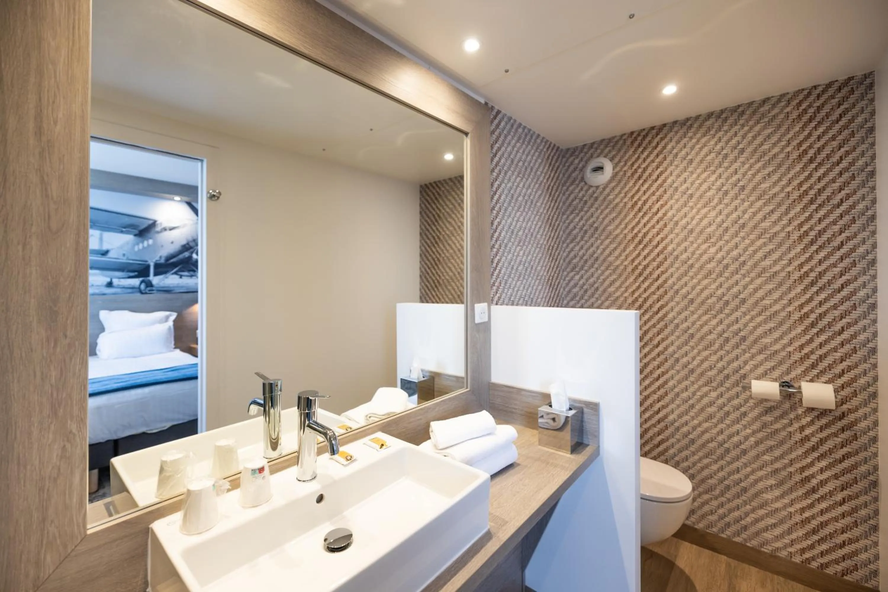 Toilet in Best Western Saint Exupéry Eysines - Bordeaux Ouest