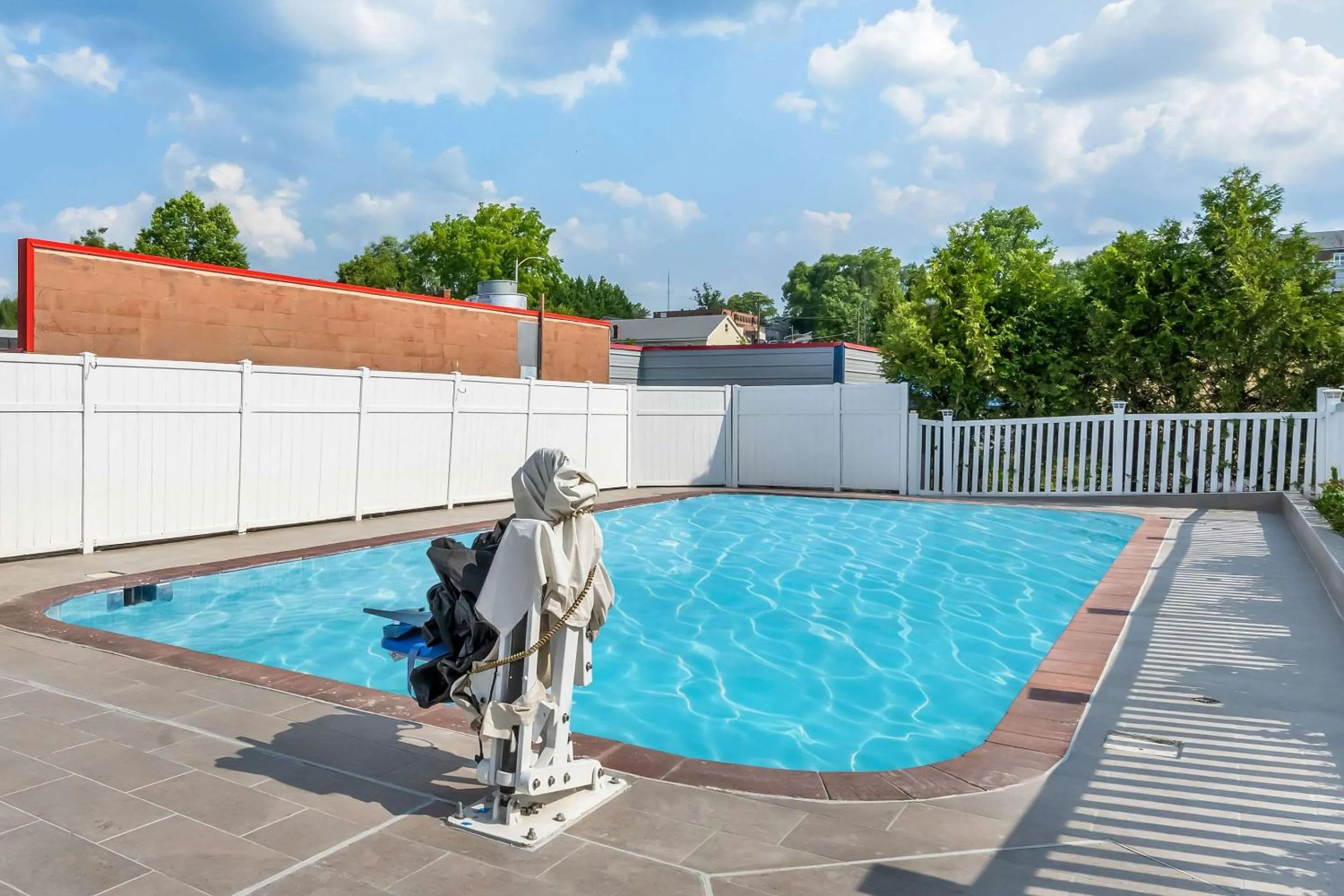 Swimming pool in Quality Inn
