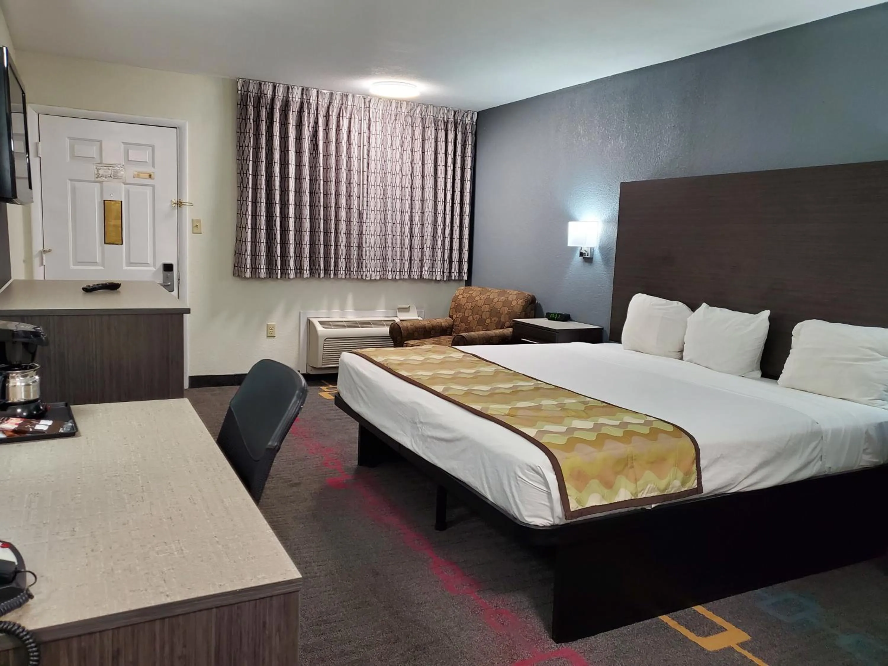 Bed in Days Inn by Wyndham Lawton