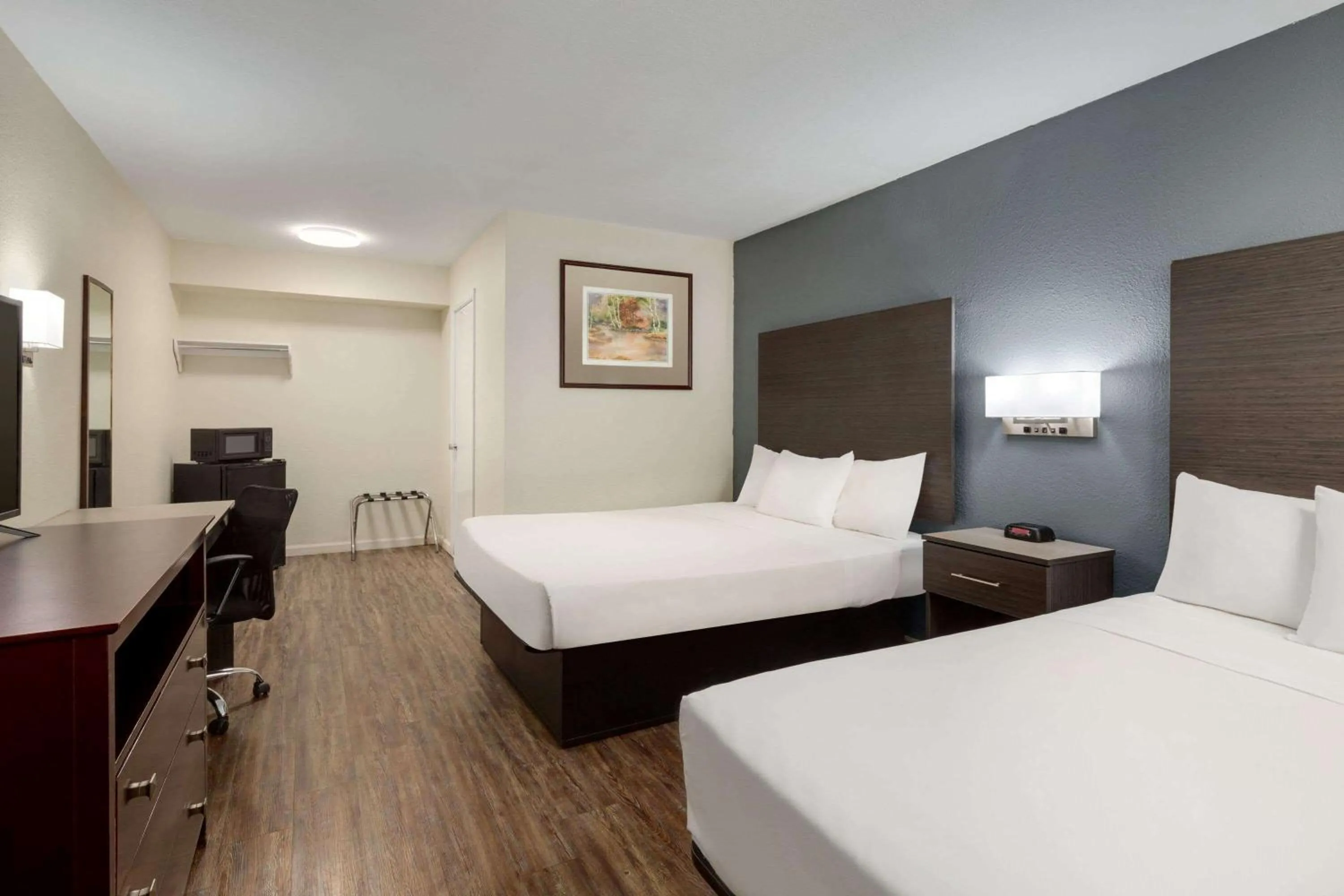 Photo of the whole room, Bed in Days Inn by Wyndham Lawton