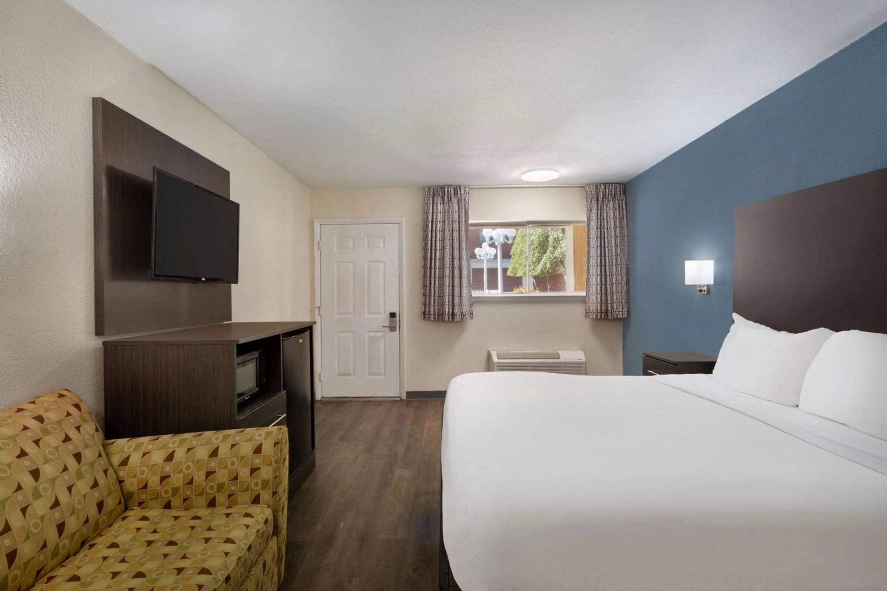 Photo of the whole room, Bed in Days Inn by Wyndham Lawton