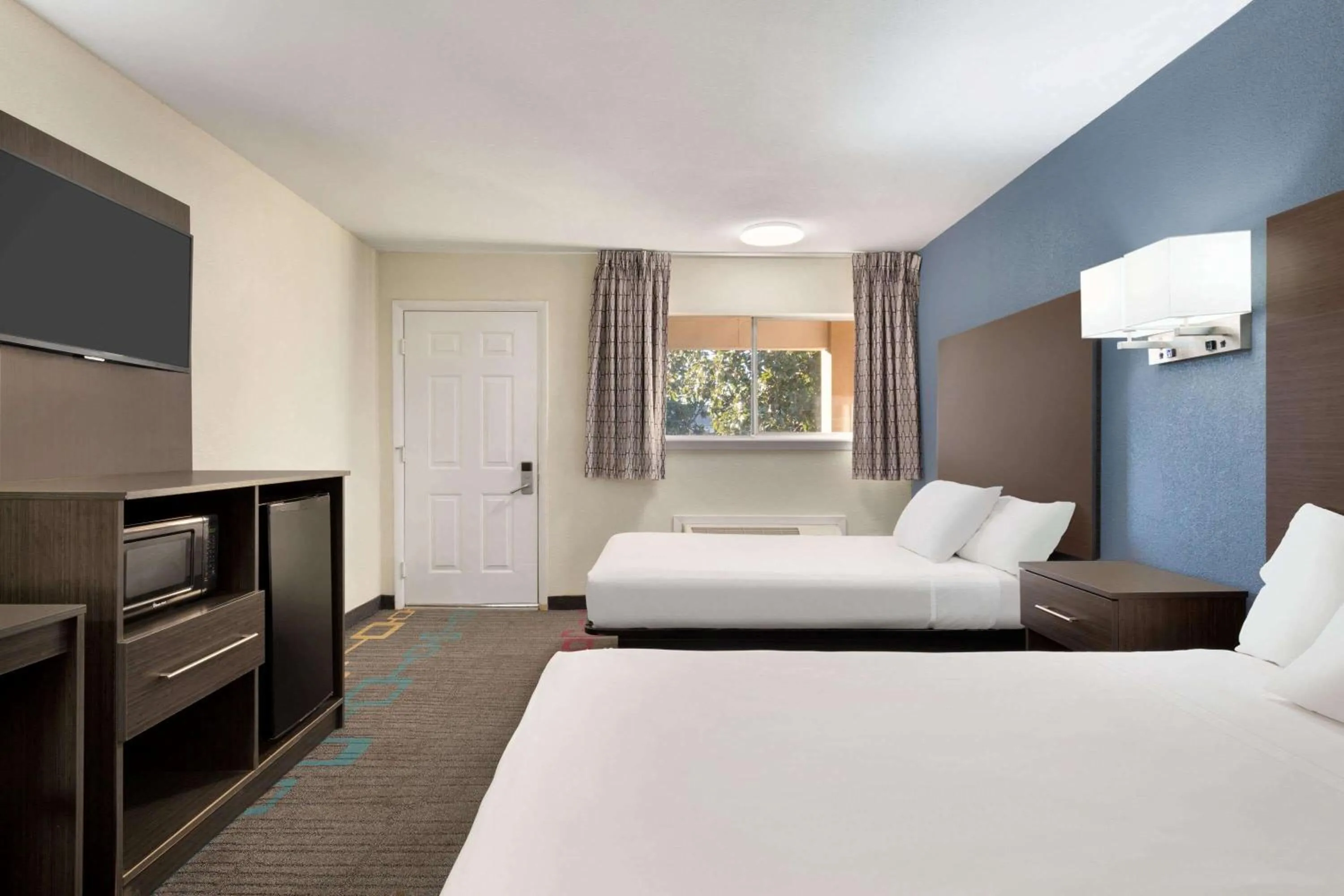 Photo of the whole room, Bed in Days Inn by Wyndham Lawton