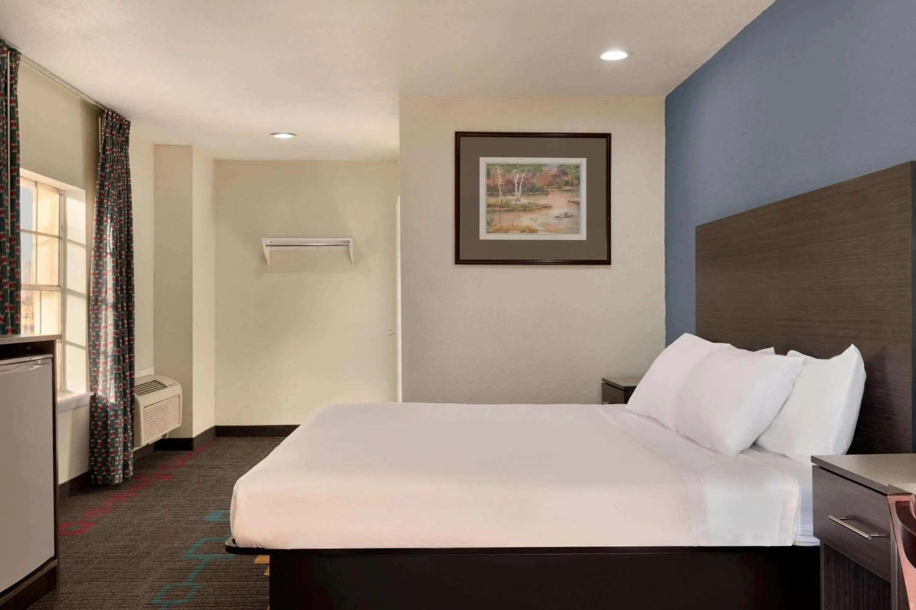 Photo of the whole room, Bed in Days Inn by Wyndham Lawton