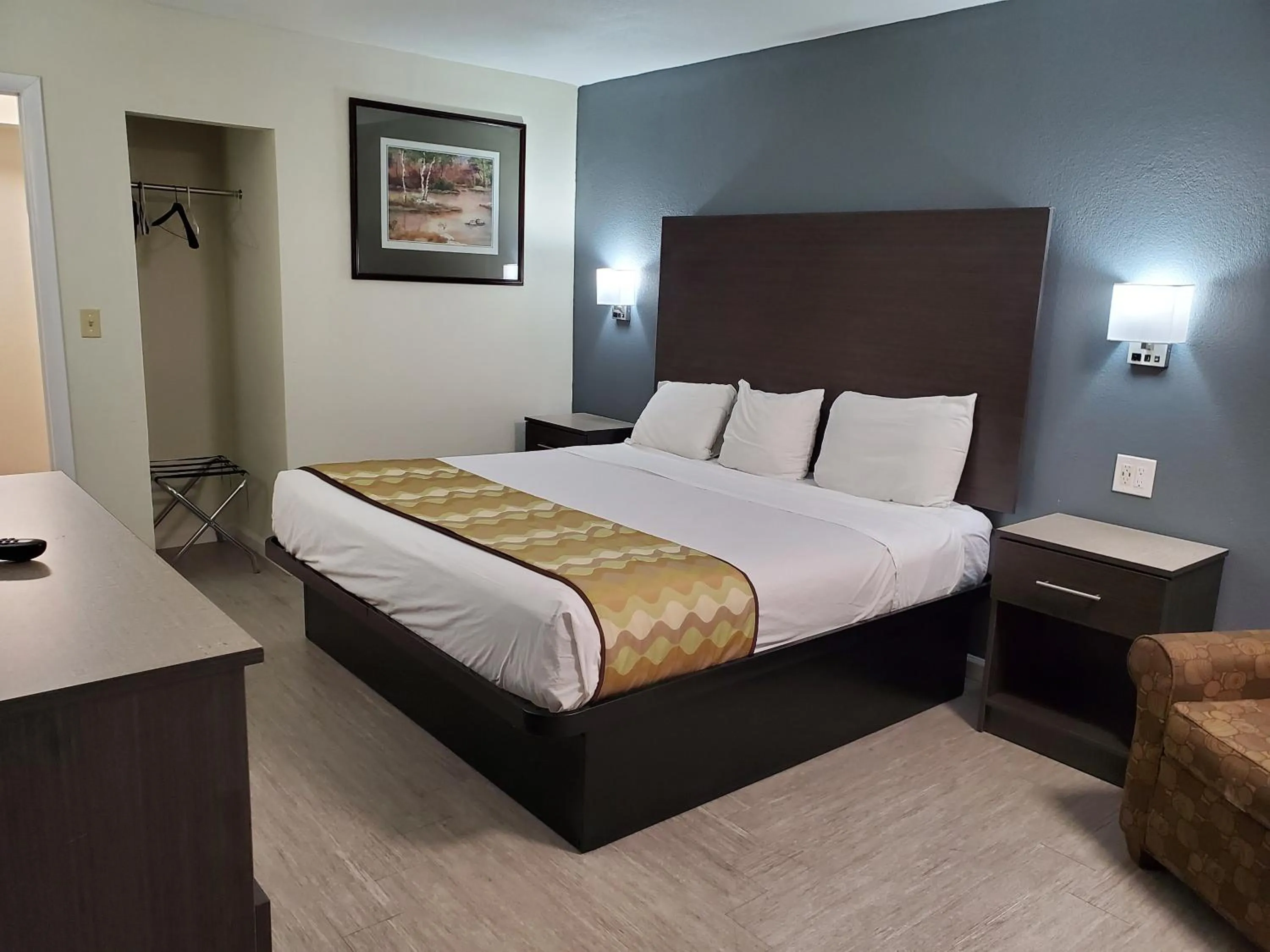 Bed in Days Inn by Wyndham Lawton