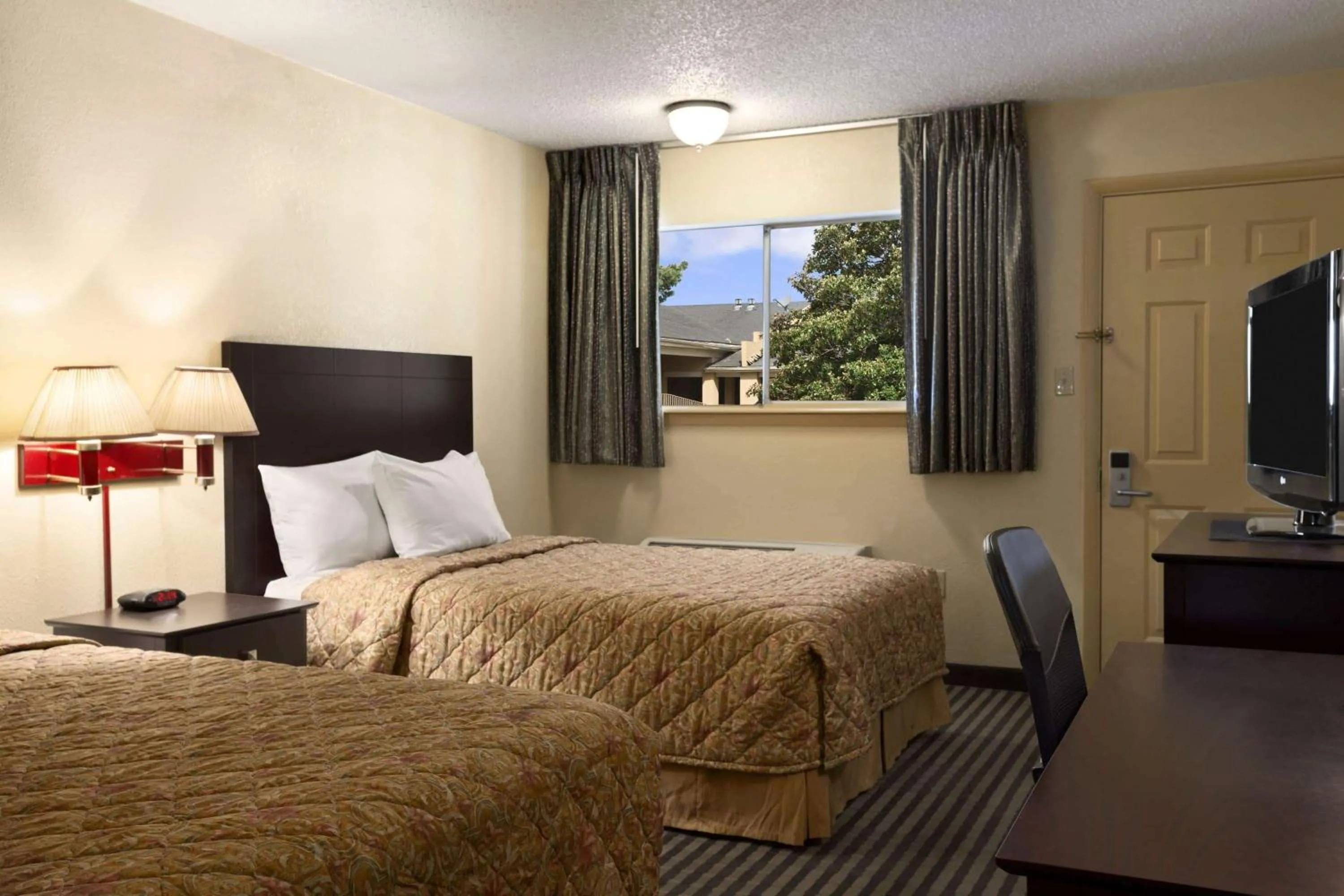 Photo of the whole room, Bed in Days Inn by Wyndham Lawton