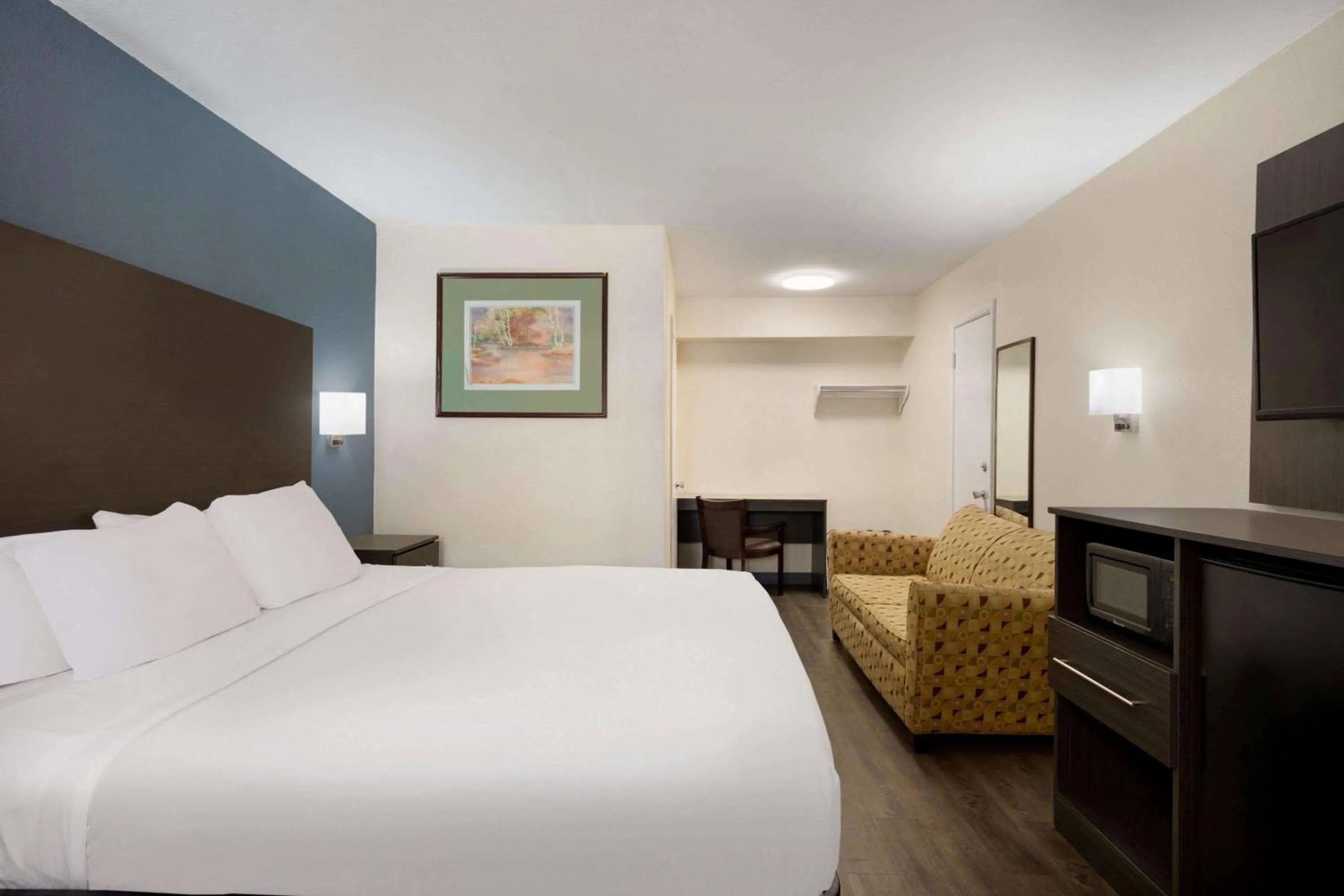 Photo of the whole room, Bed in Days Inn by Wyndham Lawton
