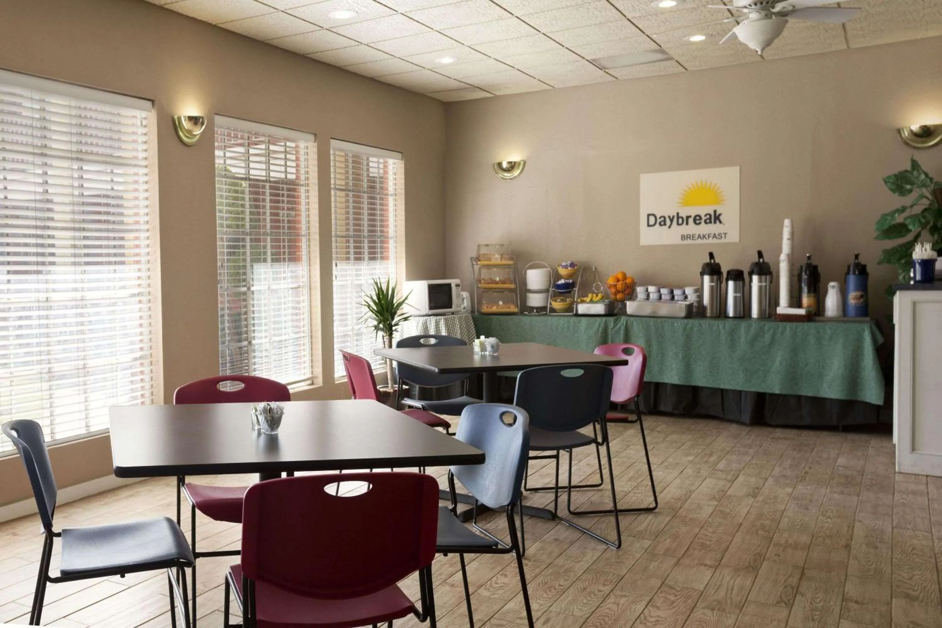 Restaurant/places to eat in Days Inn by Wyndham Lawton