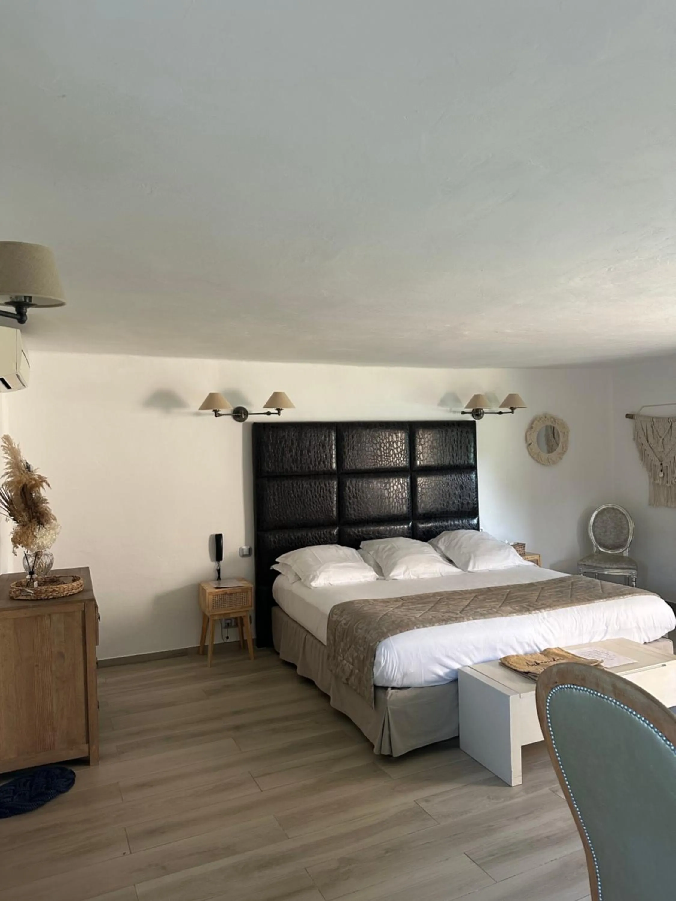 Photo of the whole room, Bed in Hôtel Ambassador Palombaggia