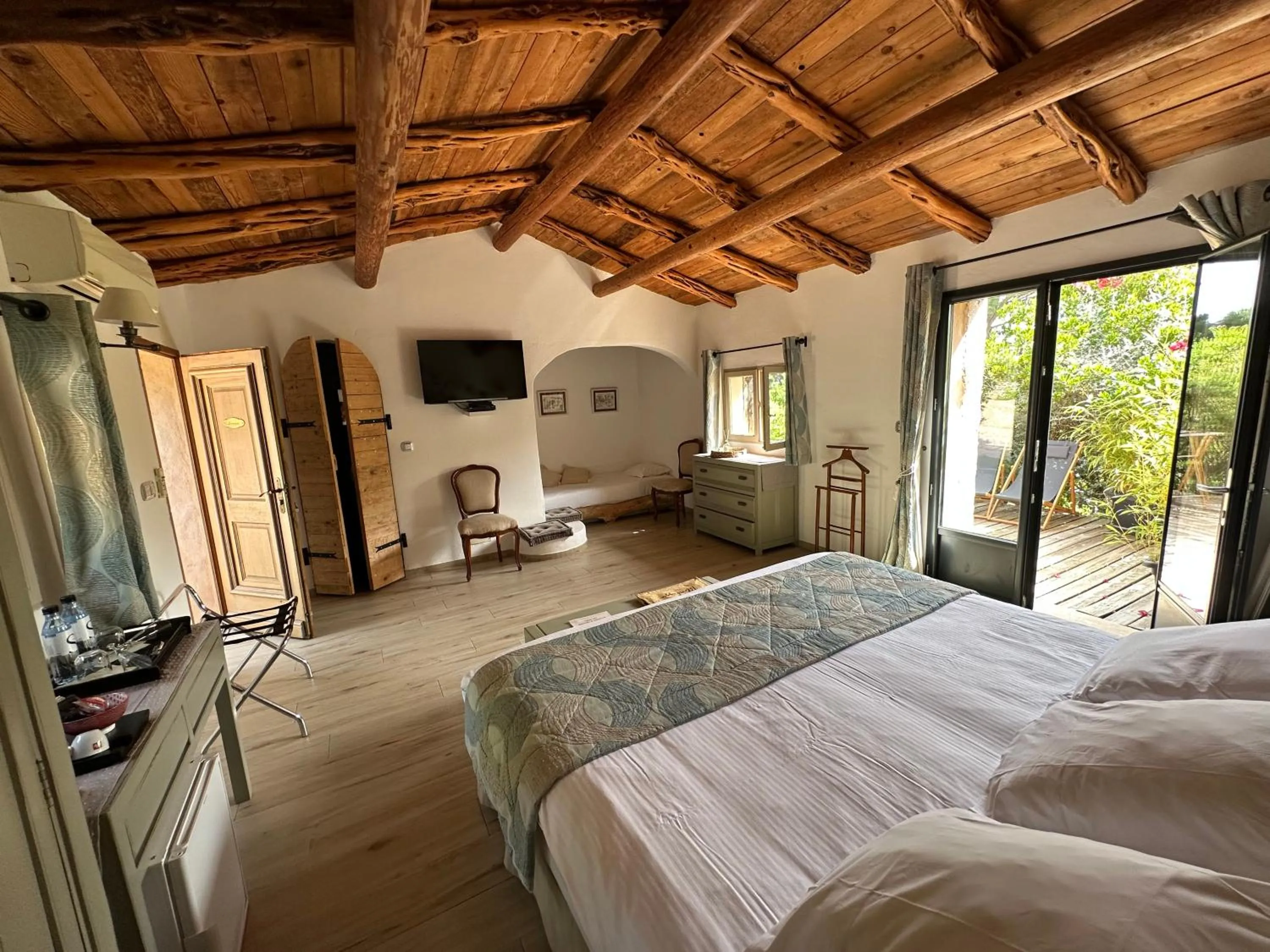 Photo of the whole room, Bed in Hôtel Ambassador Palombaggia