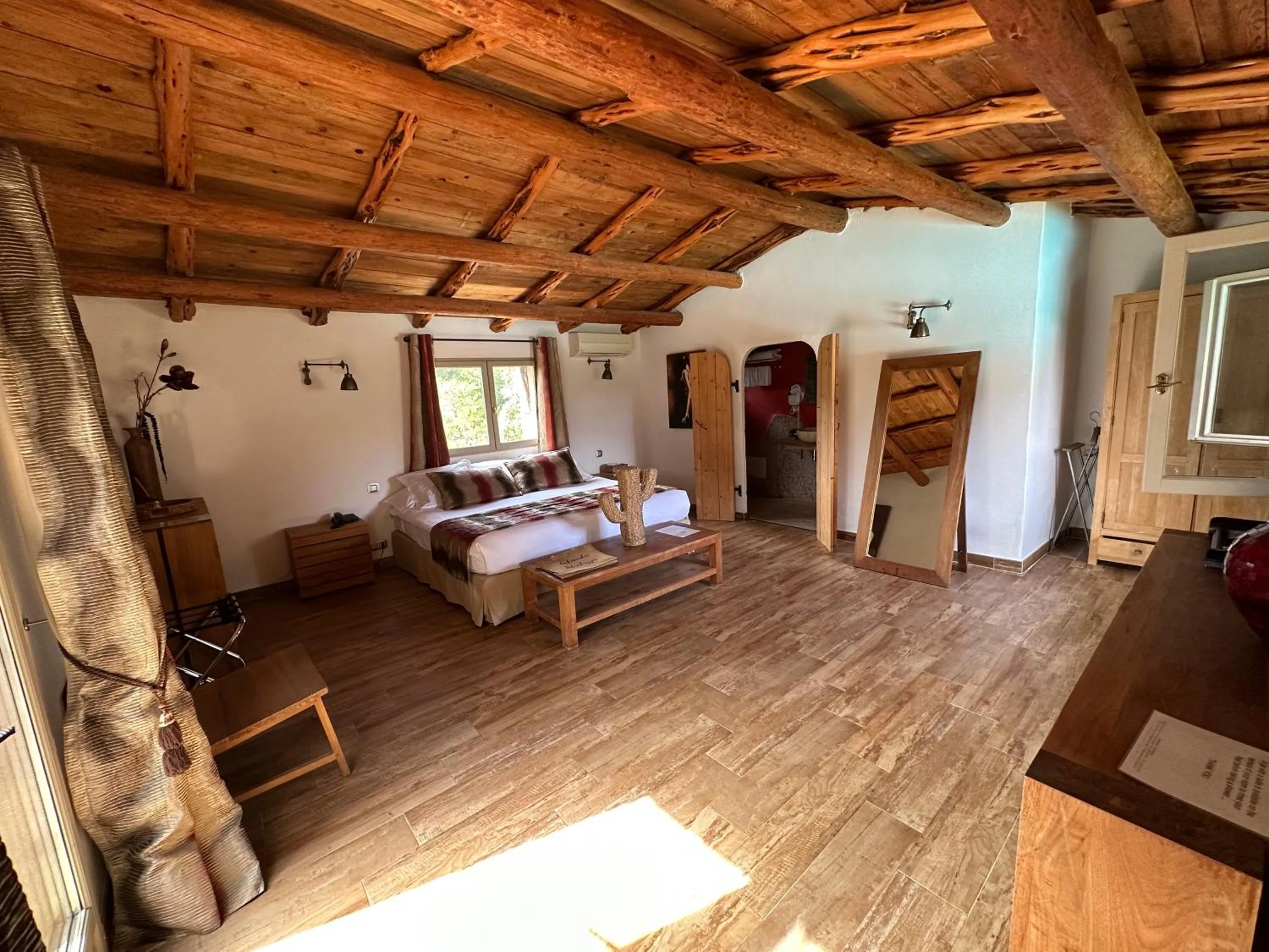 Photo of the whole room, Bed in Hôtel Ambassador Palombaggia