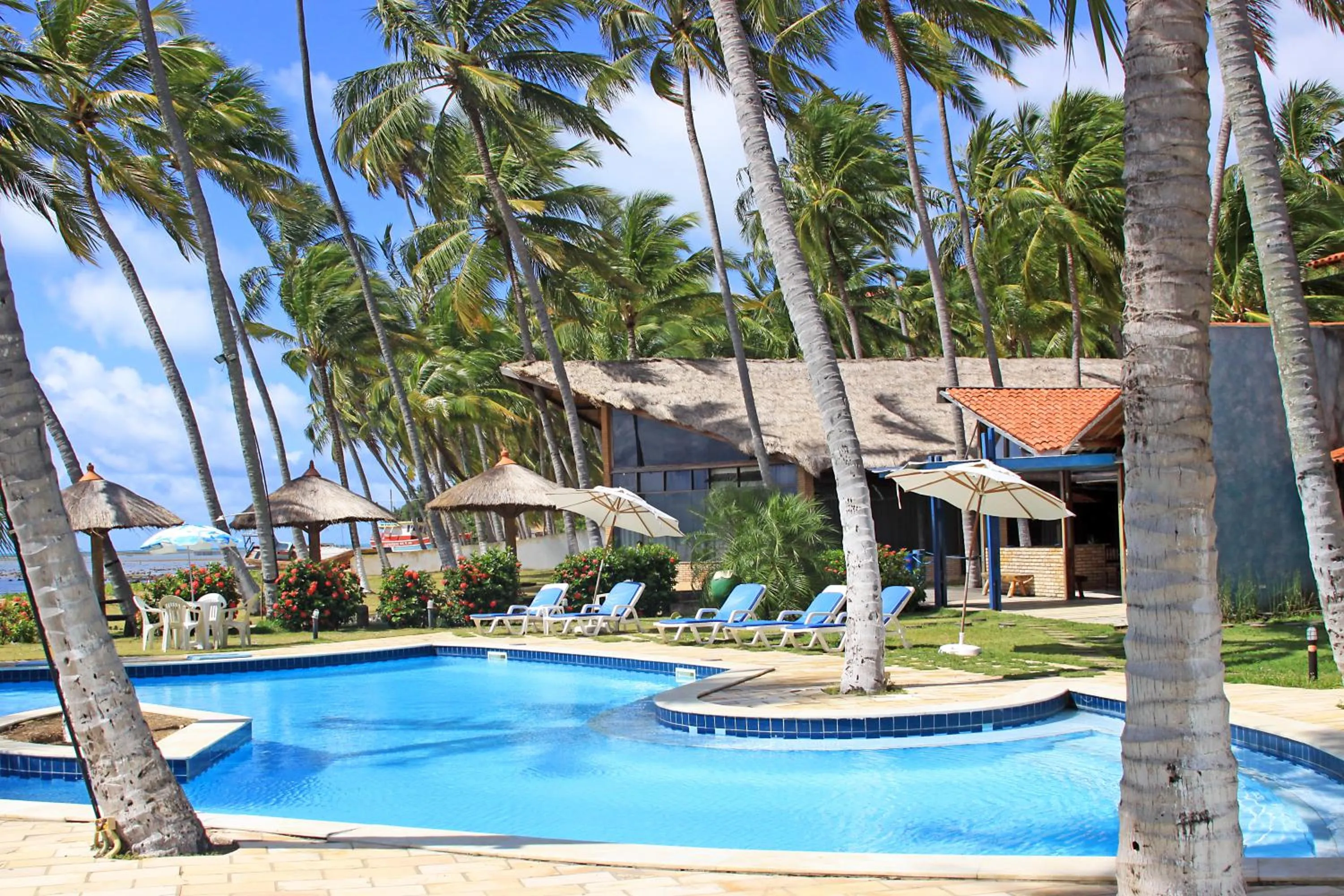 Swimming pool in Albacora Praia Hotel