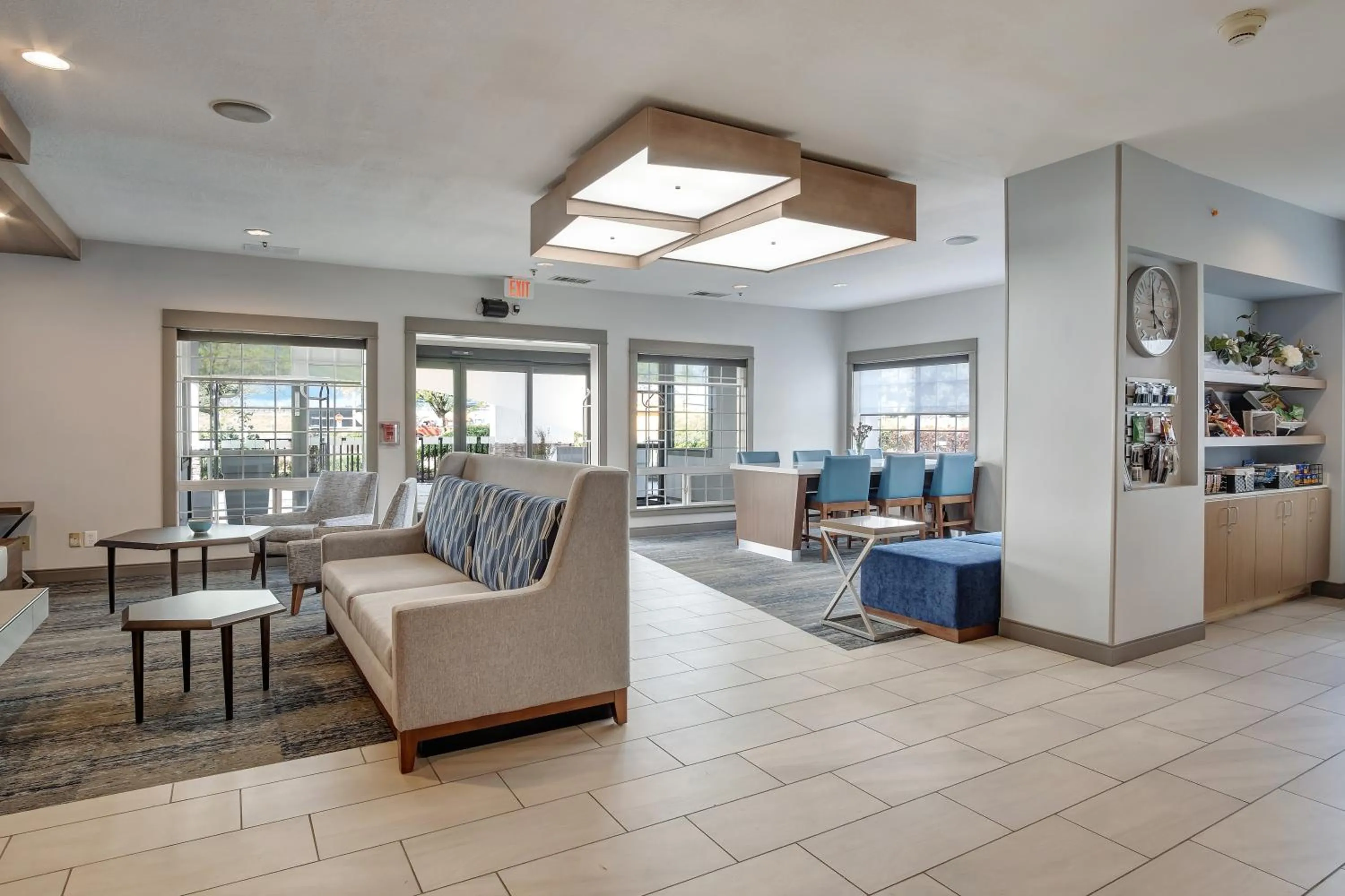 Lobby or reception in Holiday Inn Express Portland East - Columbia Gorge by IHG