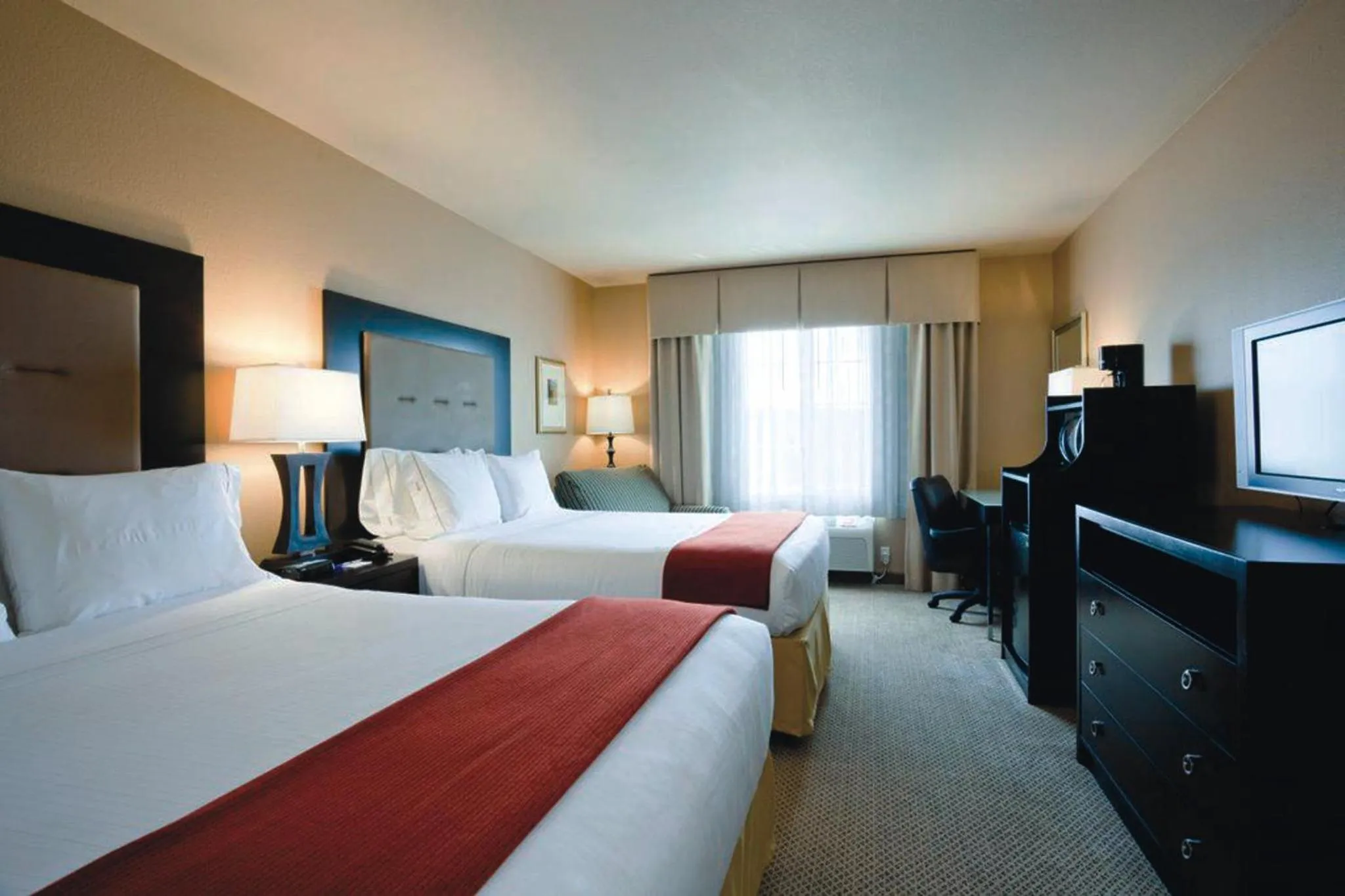 Photo of the whole room, Bed in Holiday Inn Express Portland East - Columbia Gorge by IHG