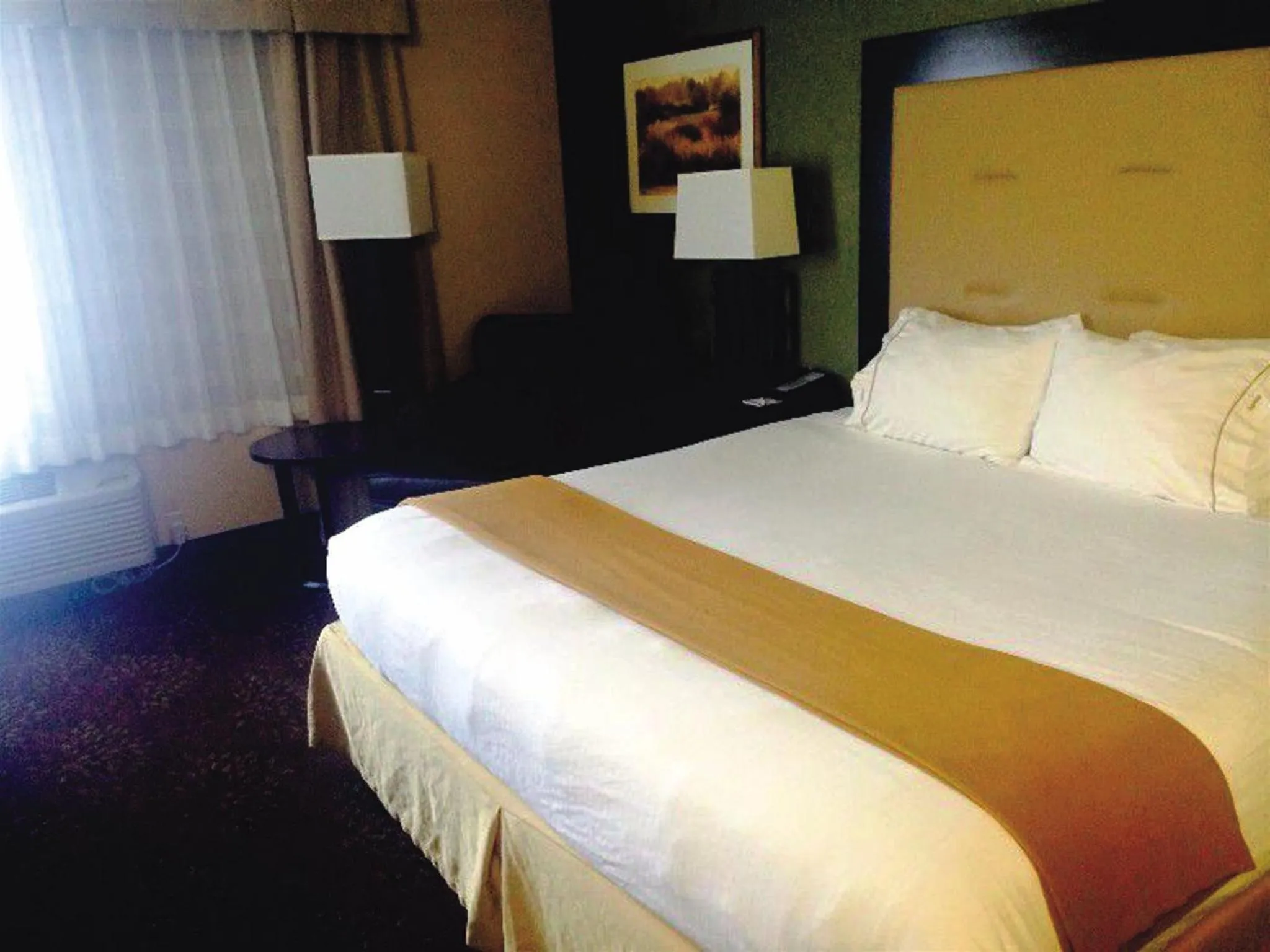 Photo of the whole room, Bed in Holiday Inn Express Portland East - Columbia Gorge by IHG
