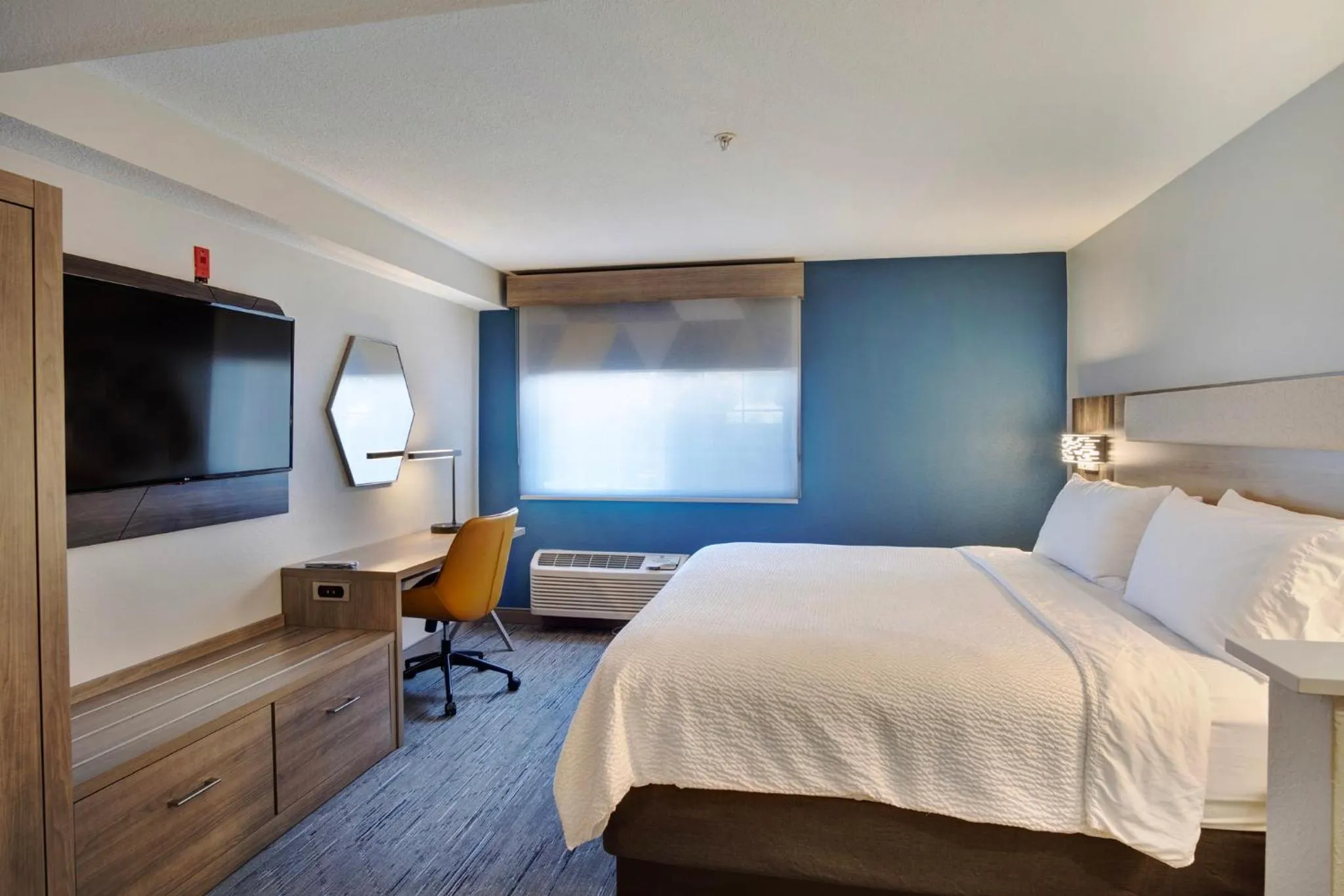 Photo of the whole room, Bed in Holiday Inn Express Portland East - Columbia Gorge by IHG