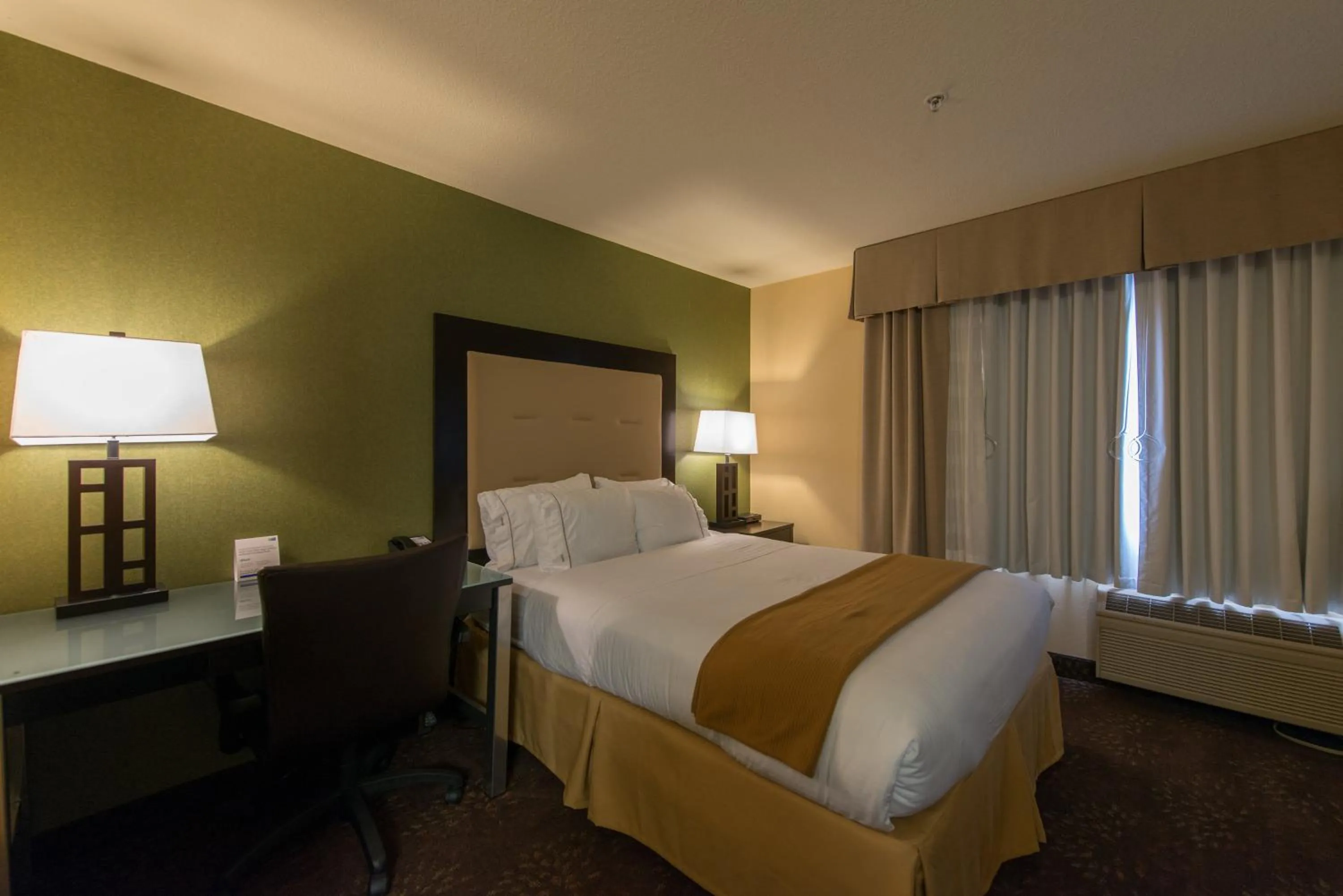 Photo of the whole room, Bed in Holiday Inn Express Portland East - Columbia Gorge by IHG
