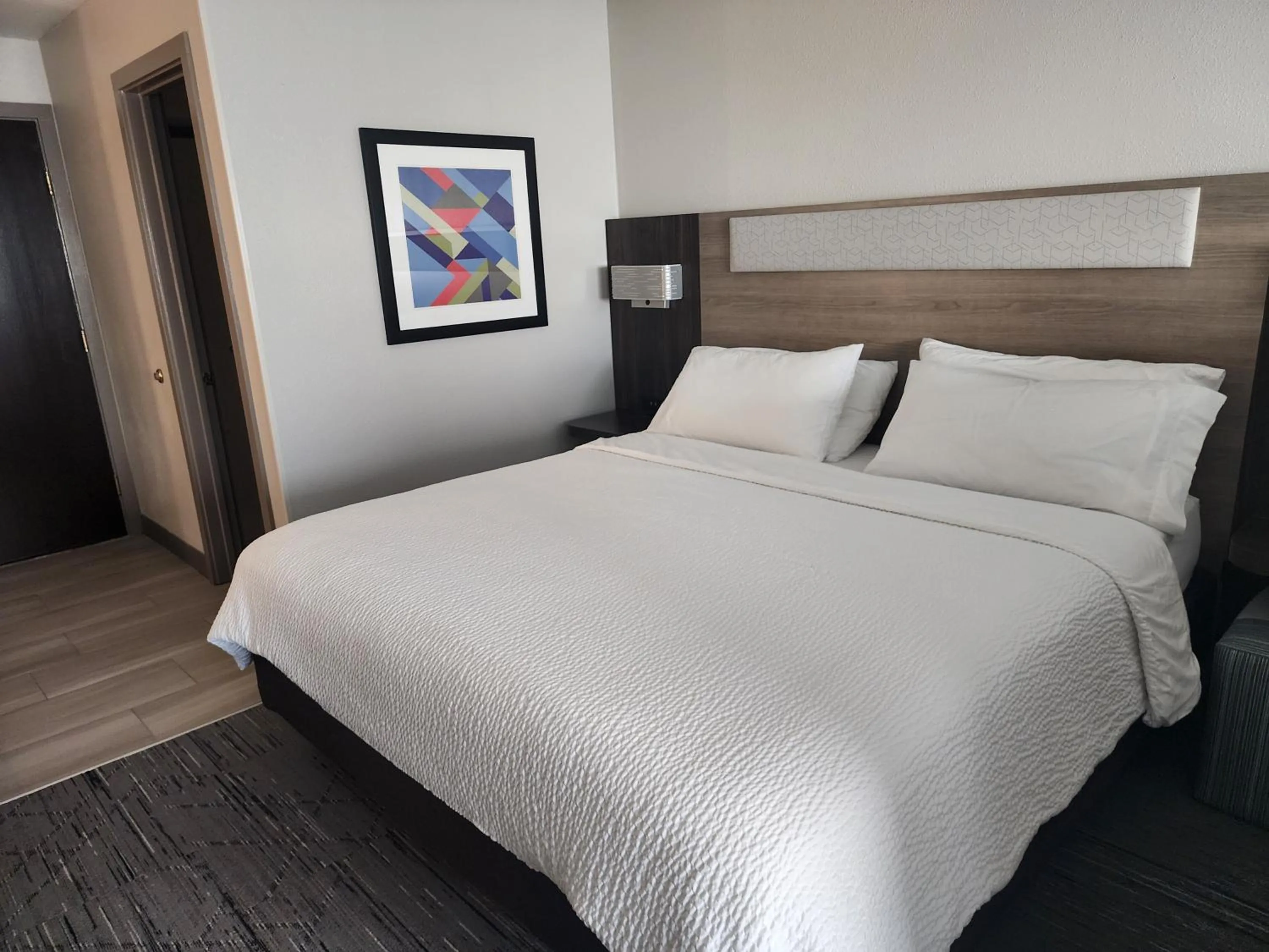 Photo of the whole room, Bed in Holiday Inn Express Portland East - Columbia Gorge by IHG