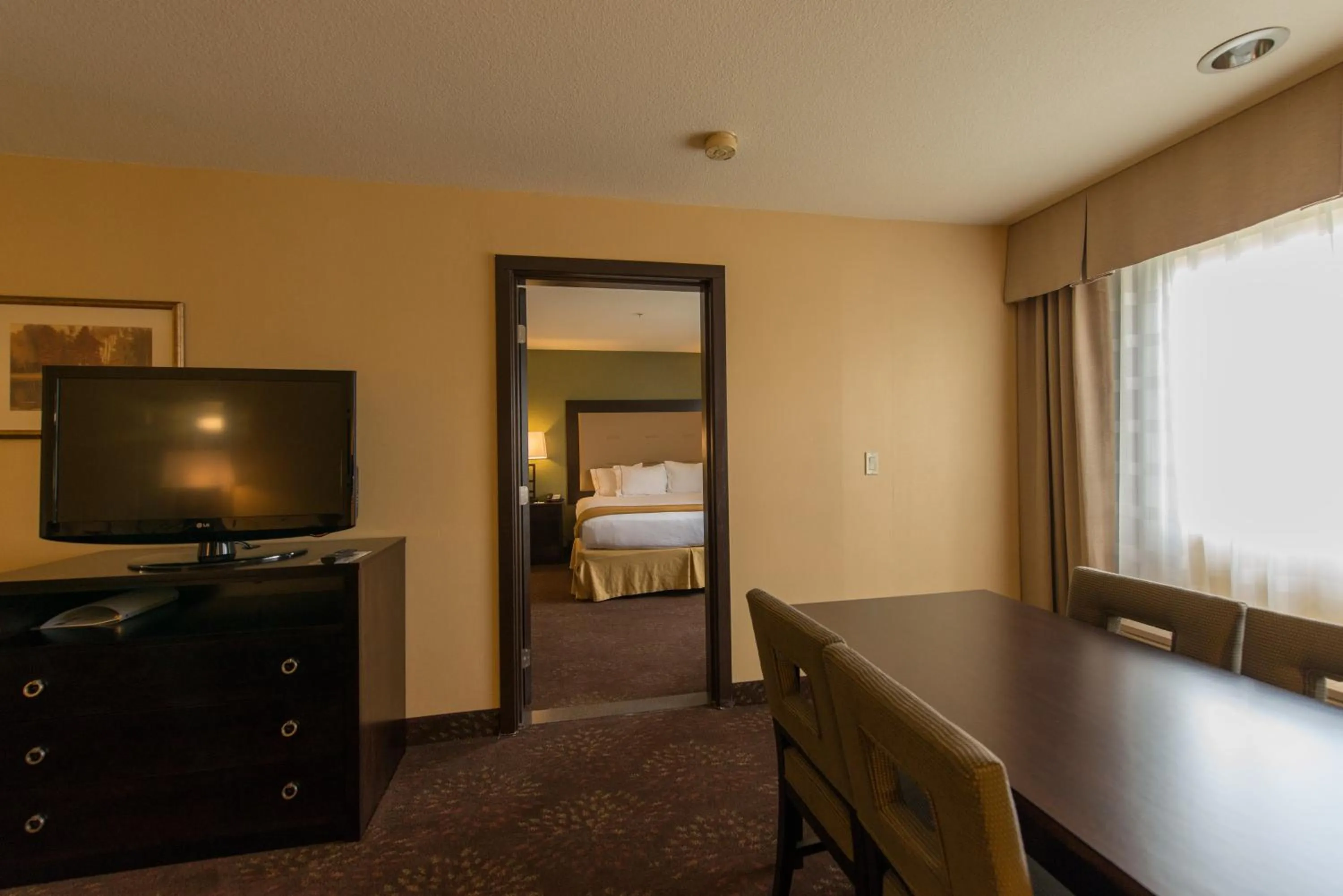Photo of the whole room, Bed in Holiday Inn Express Portland East - Columbia Gorge by IHG