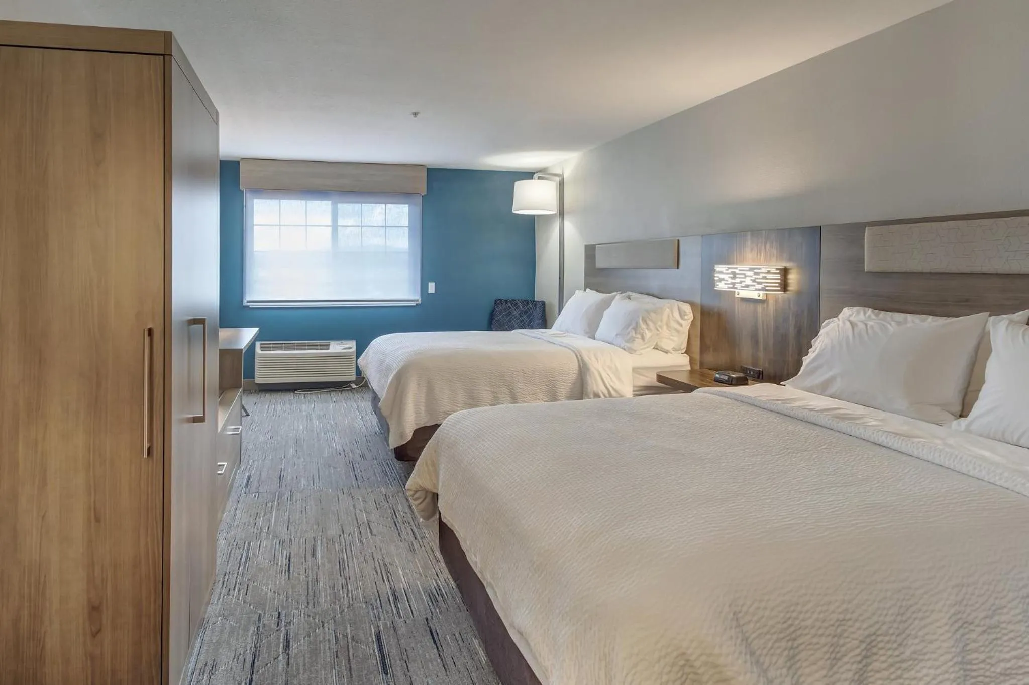 Photo of the whole room, Bed in Holiday Inn Express Portland East - Columbia Gorge by IHG
