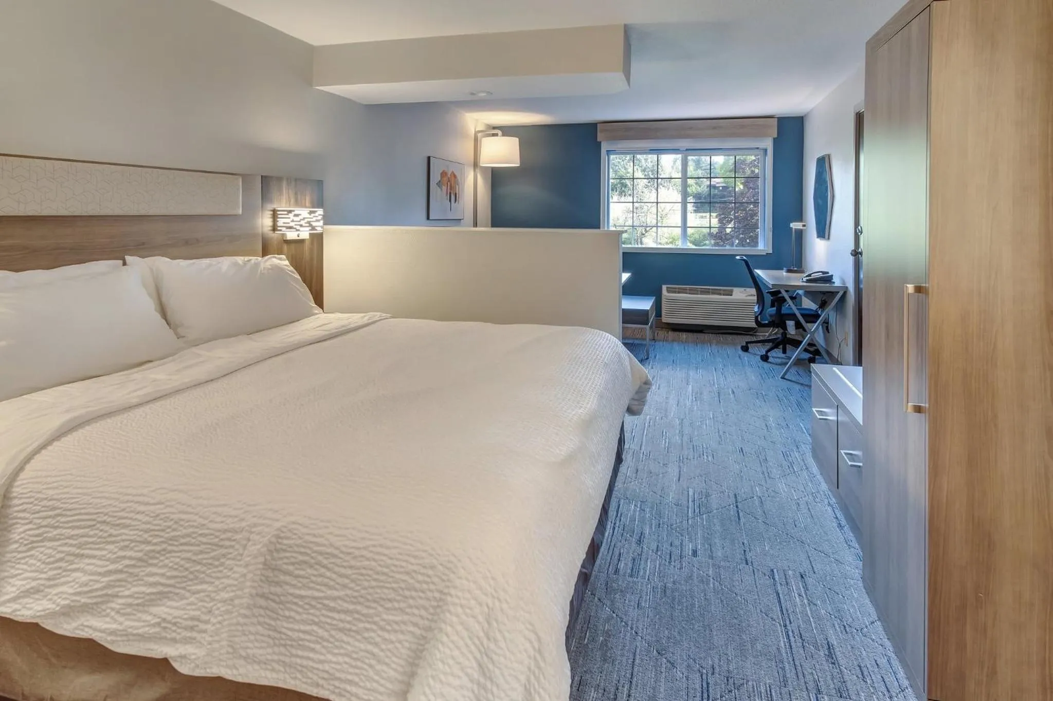 Photo of the whole room, Bed in Holiday Inn Express Portland East - Columbia Gorge by IHG