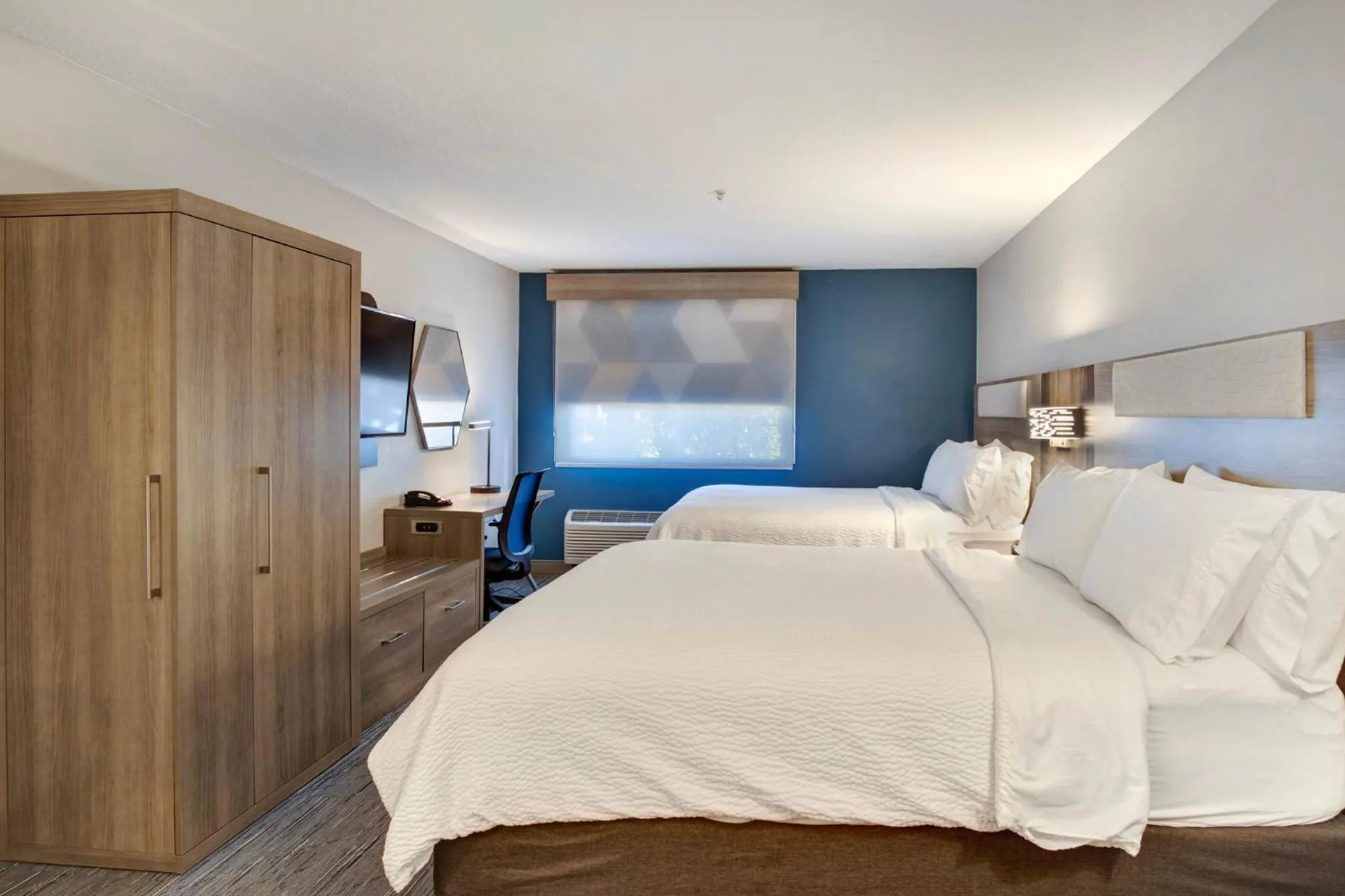 Photo of the whole room, Bed in Holiday Inn Express Portland East - Columbia Gorge by IHG