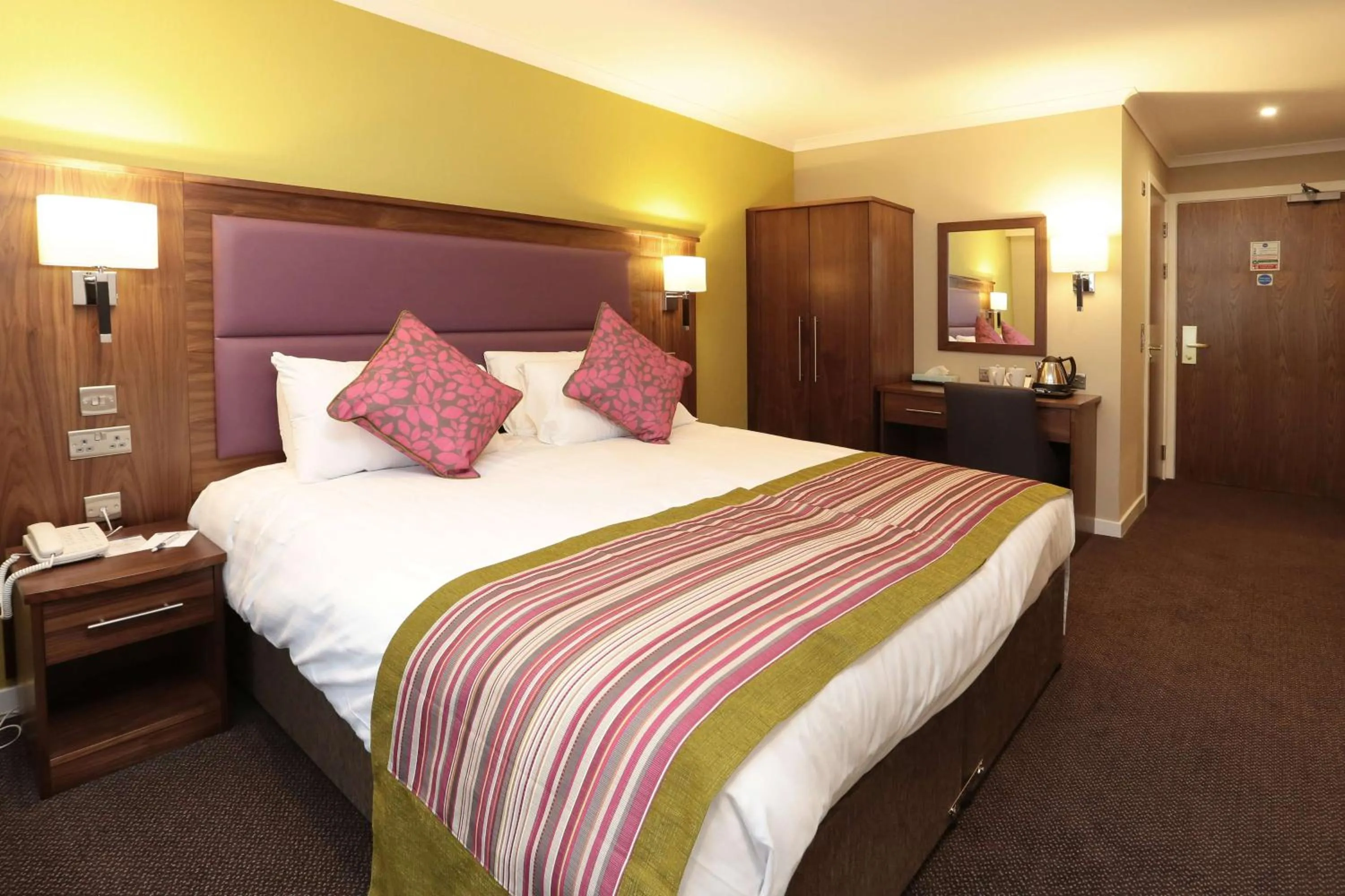 Photo of the whole room, Bed in Woodlands Hotel, BW Signature Collection