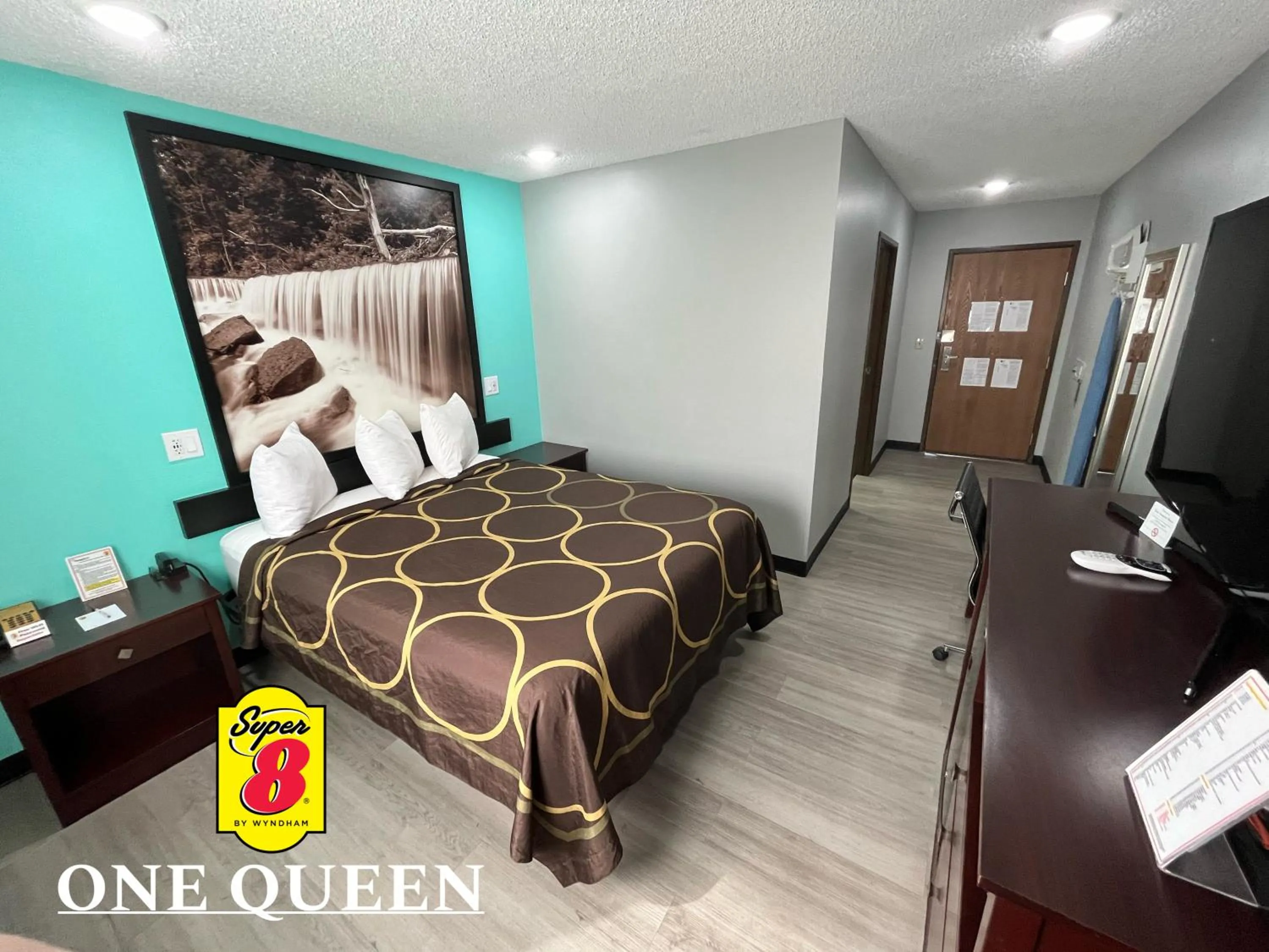 Bed in Super 8 by Wyndham Emporia