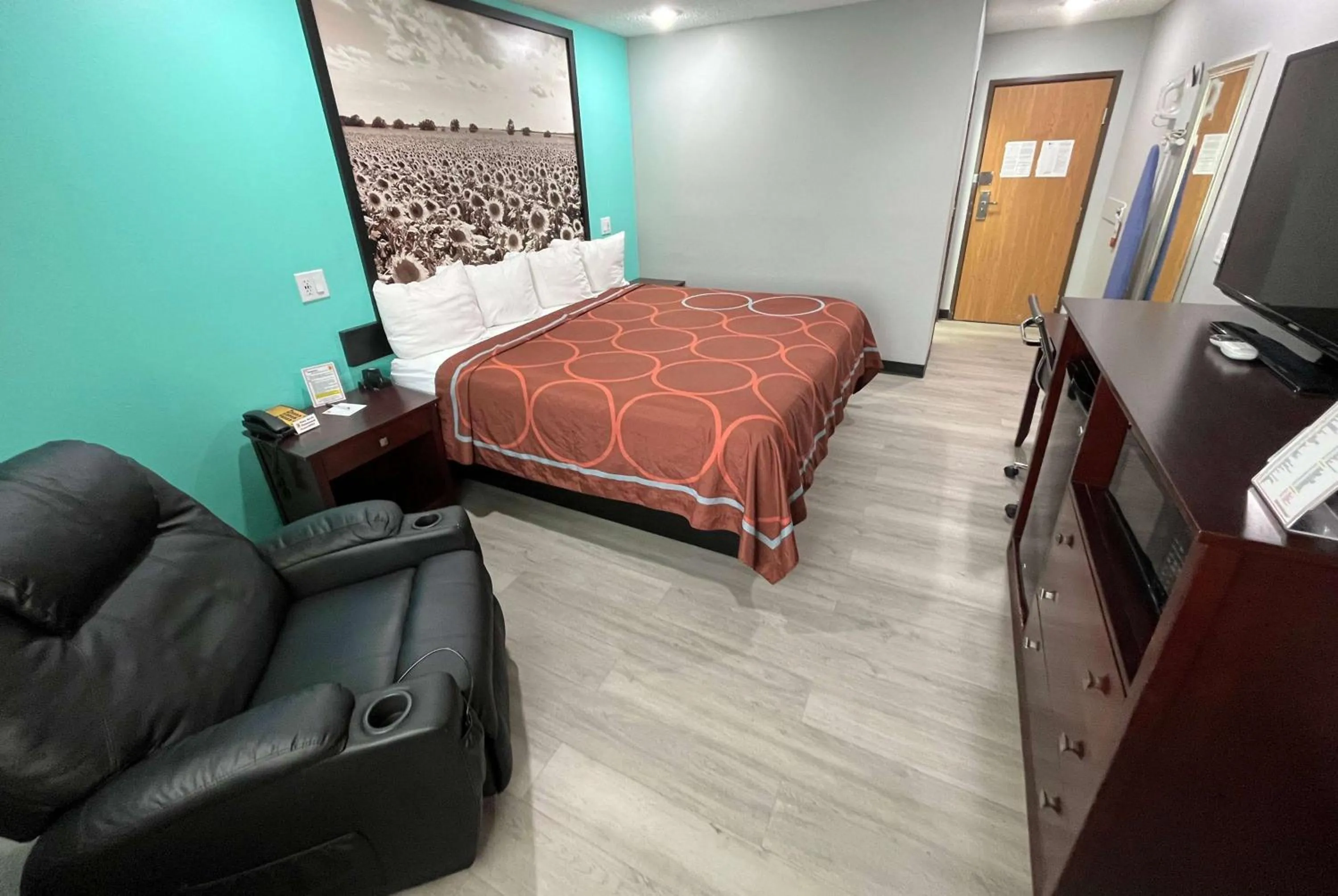 Photo of the whole room, Bed in Super 8 by Wyndham Emporia