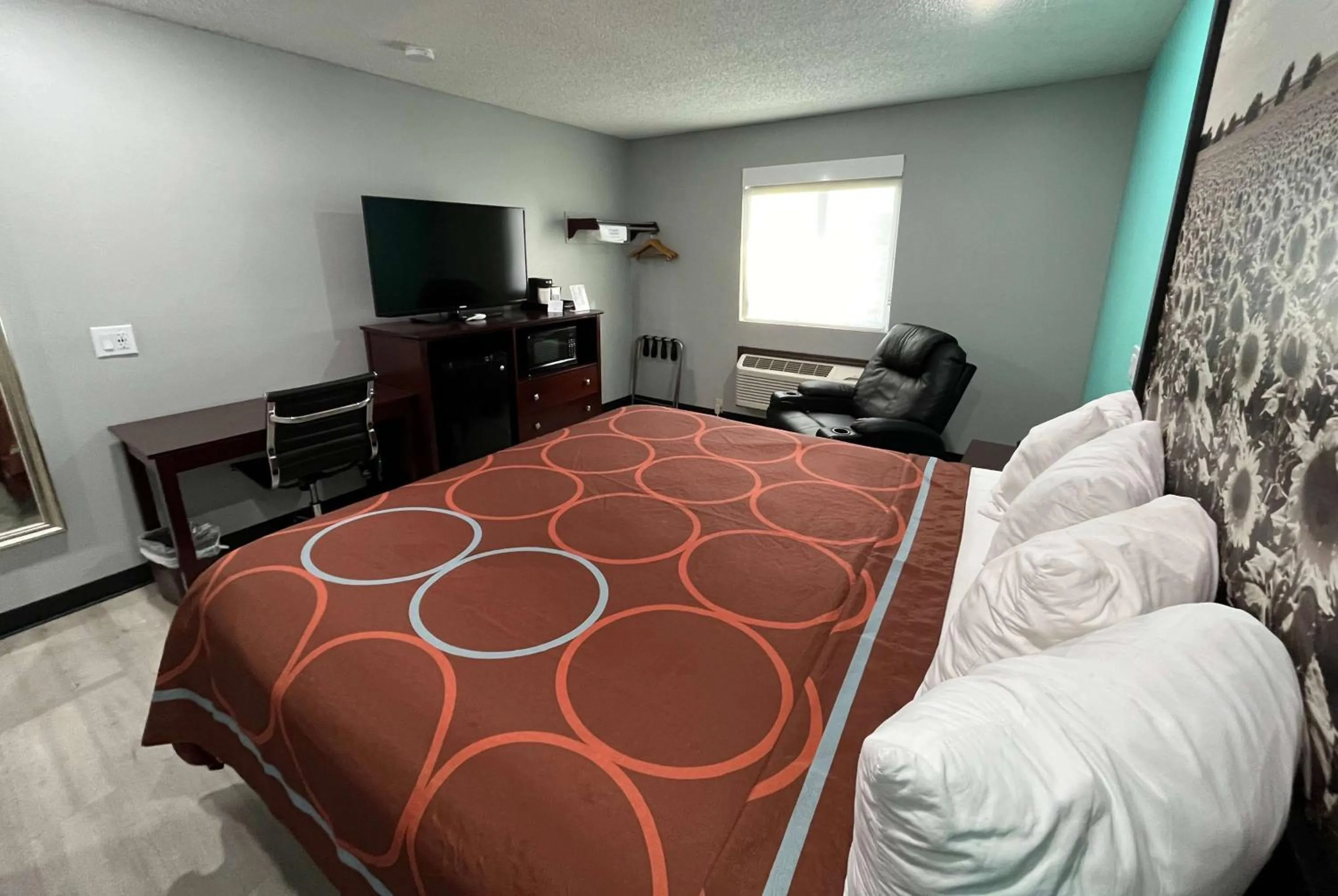 Photo of the whole room, Bed in Super 8 by Wyndham Emporia