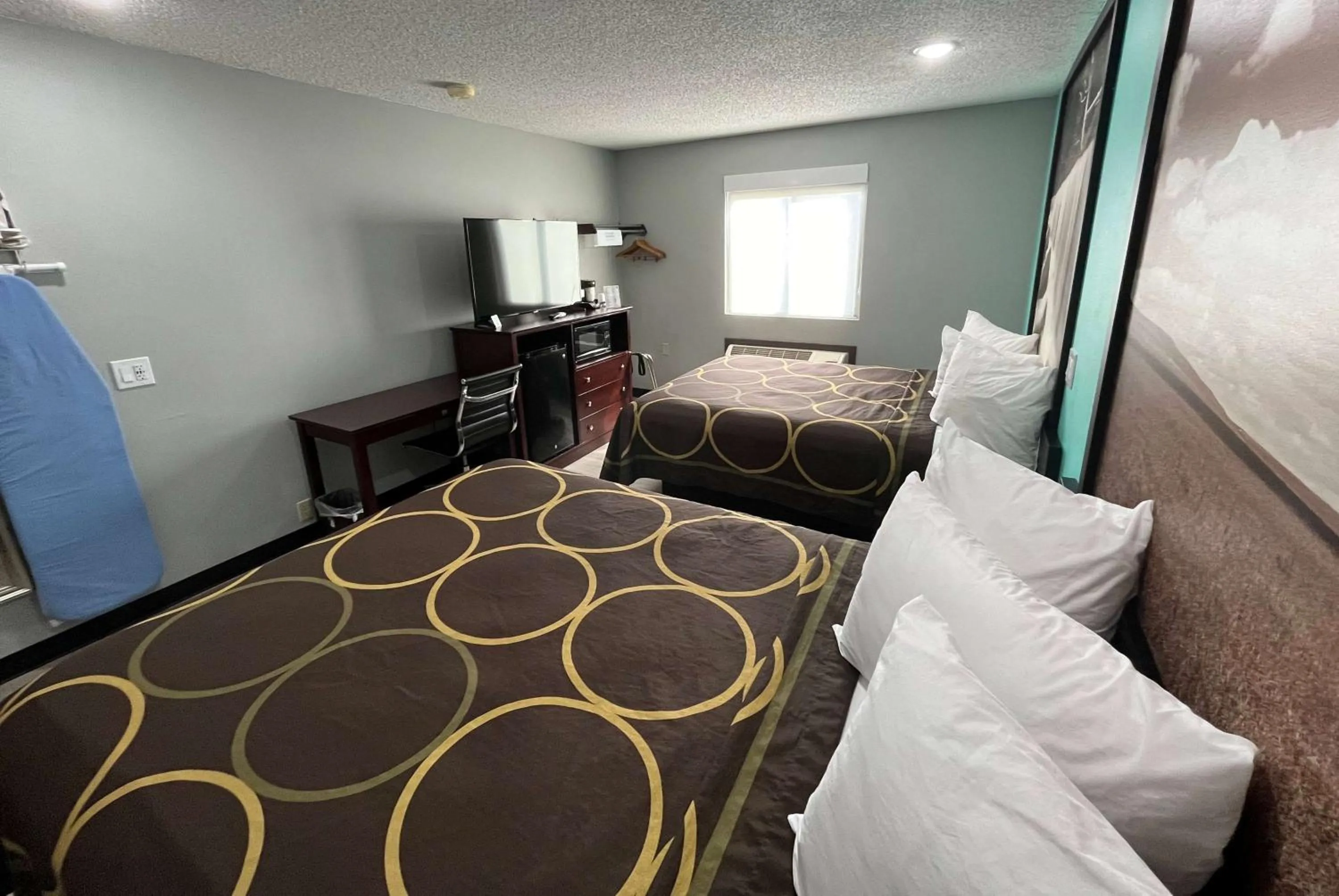 Photo of the whole room, Bed in Super 8 by Wyndham Emporia