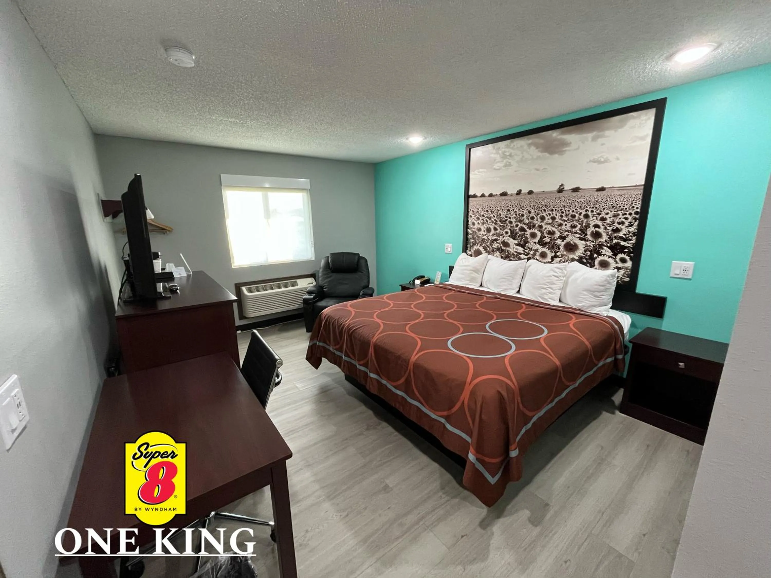 Bed in Super 8 by Wyndham Emporia