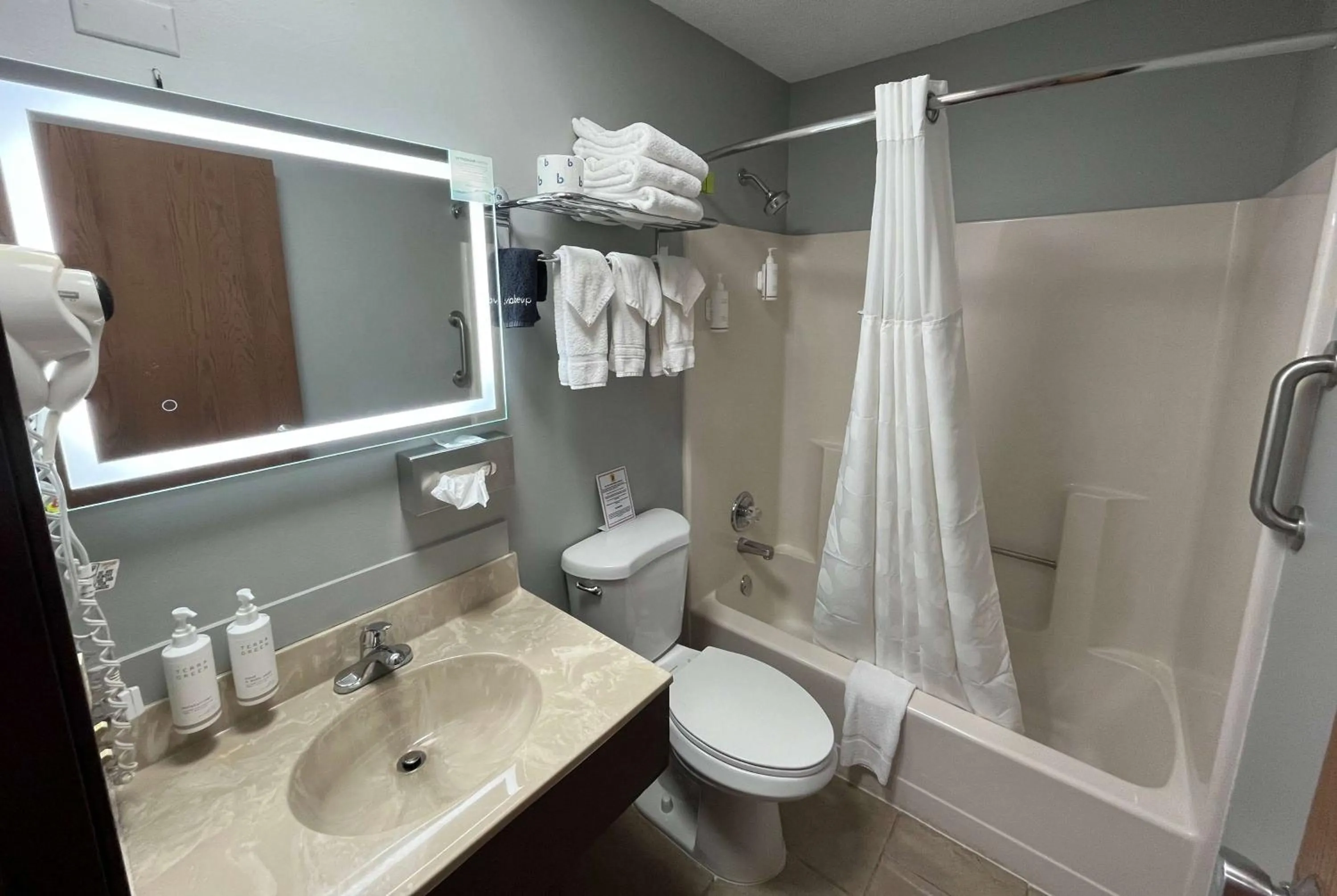 TV and multimedia in Super 8 by Wyndham Emporia