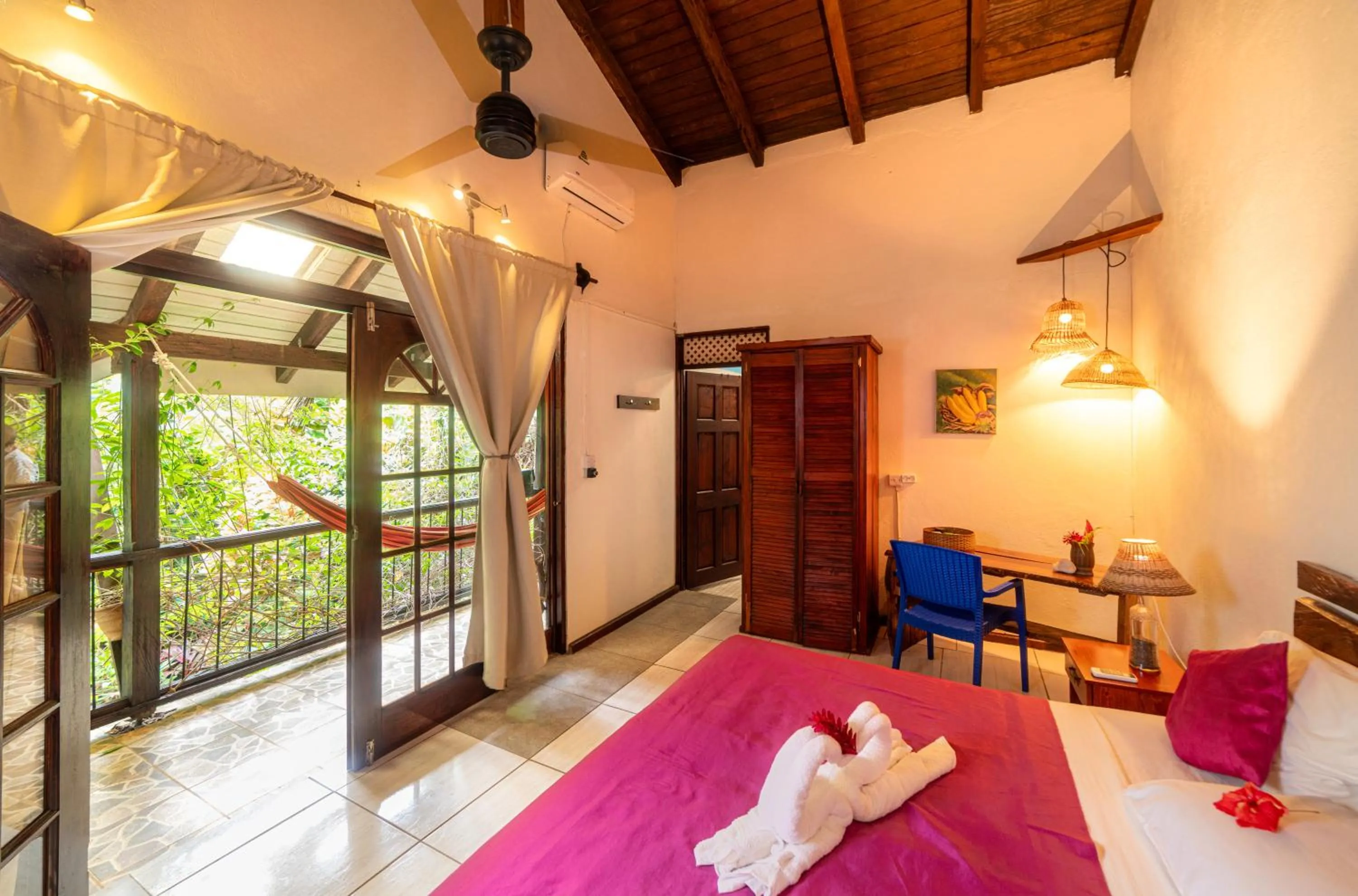 Bed in Hibiscus Valley Inn