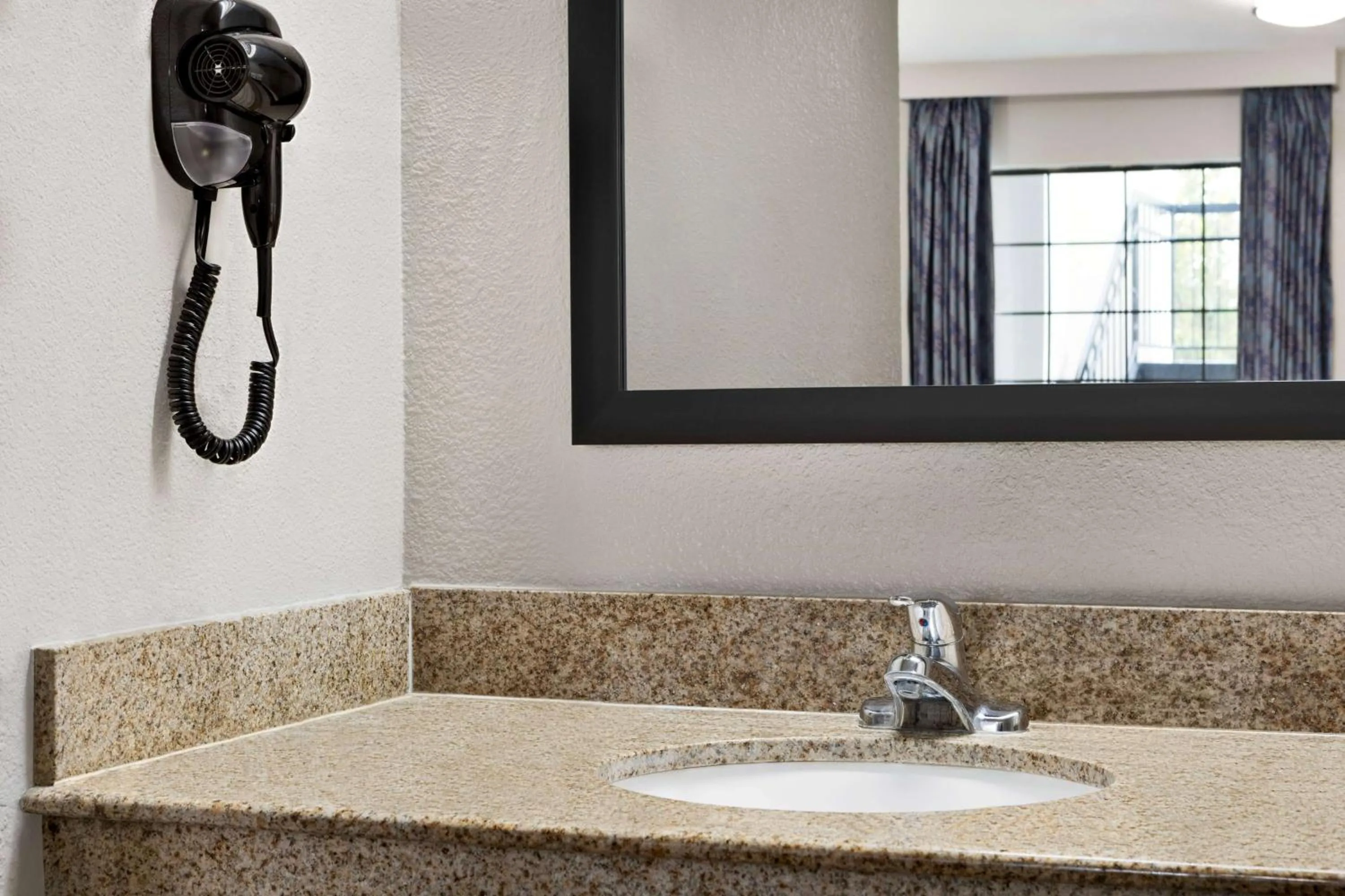 TV and multimedia in Days Inn by Wyndham Fulton