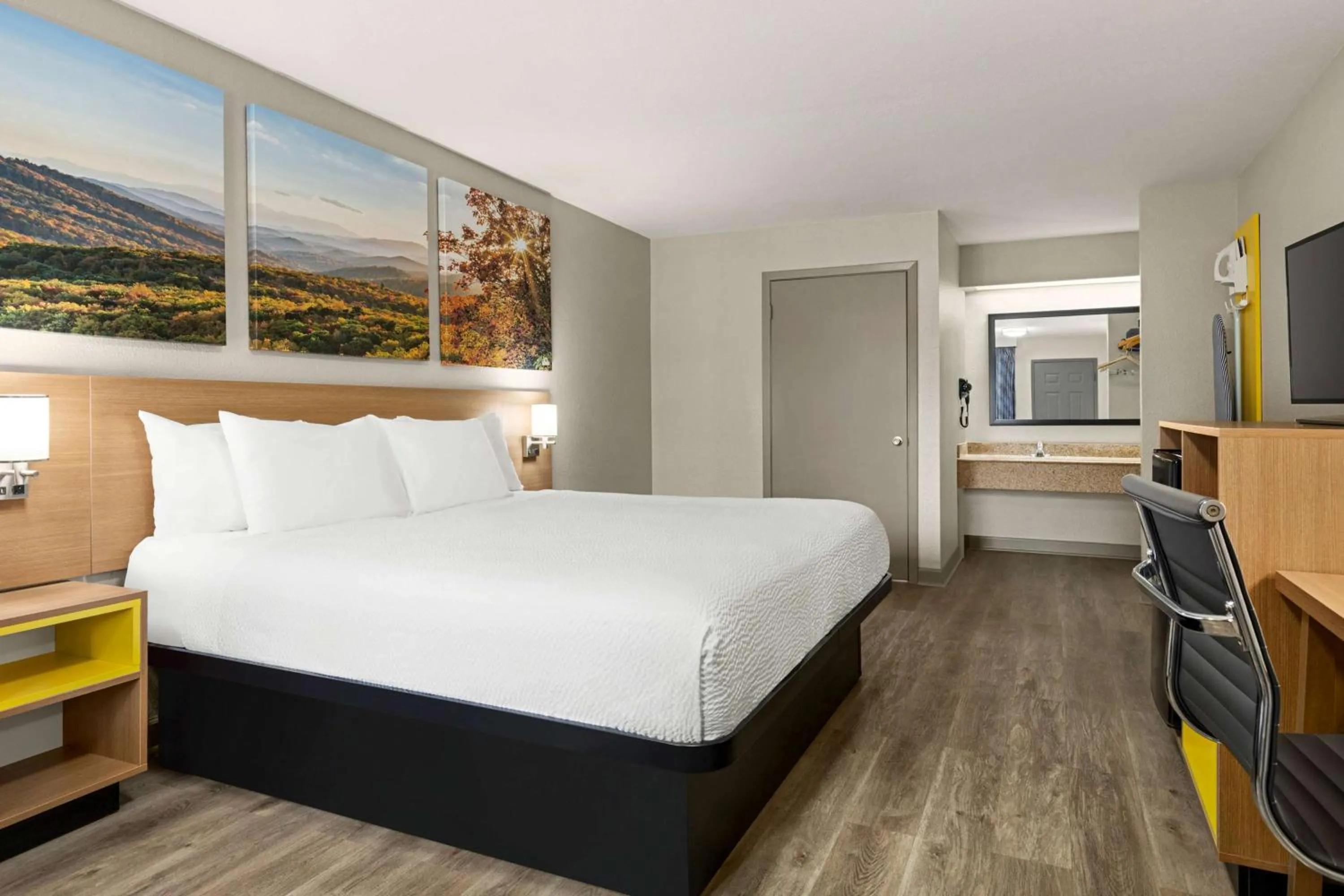 Photo of the whole room, Bed in Days Inn by Wyndham Fulton