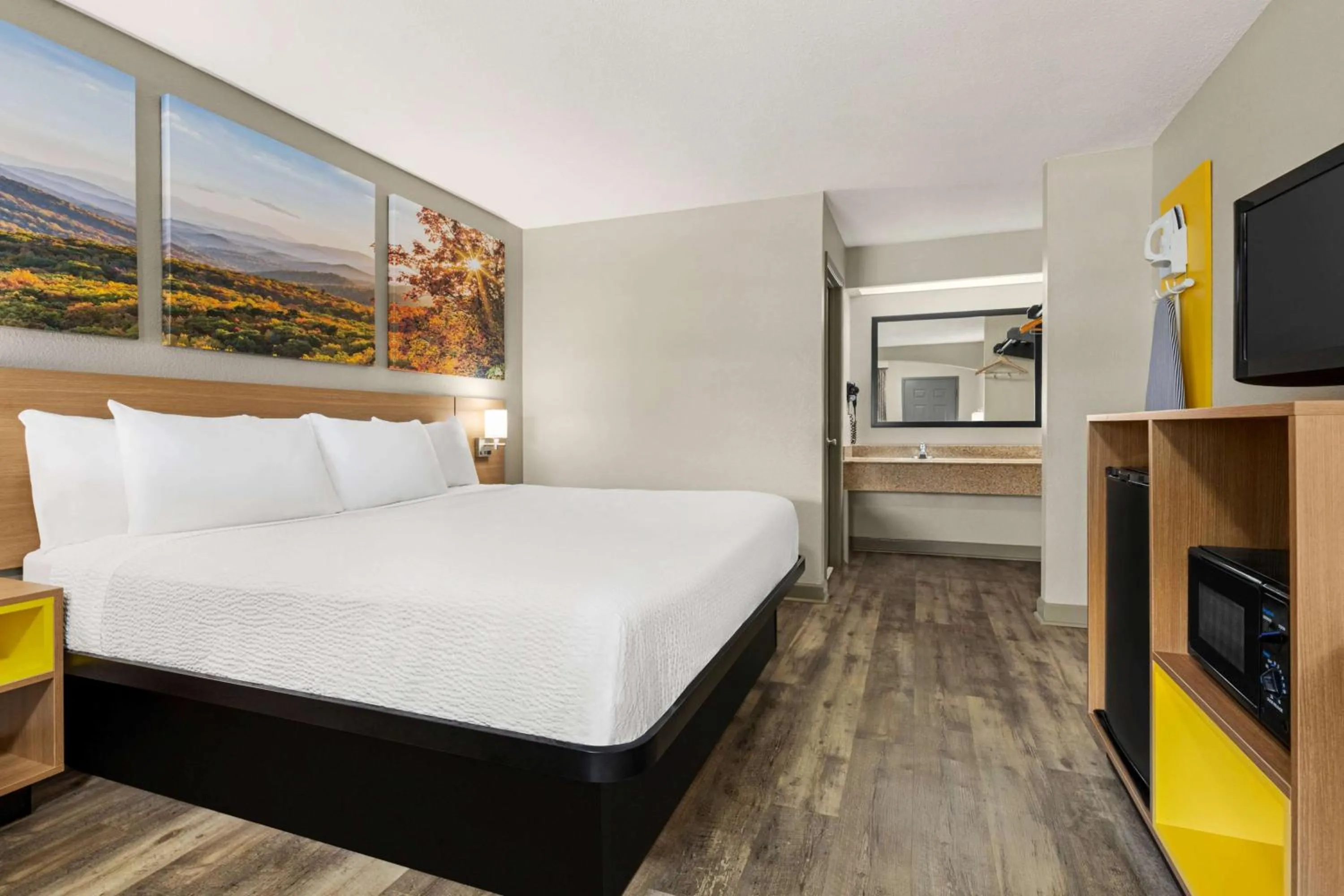 Photo of the whole room, Bed in Days Inn by Wyndham Fulton