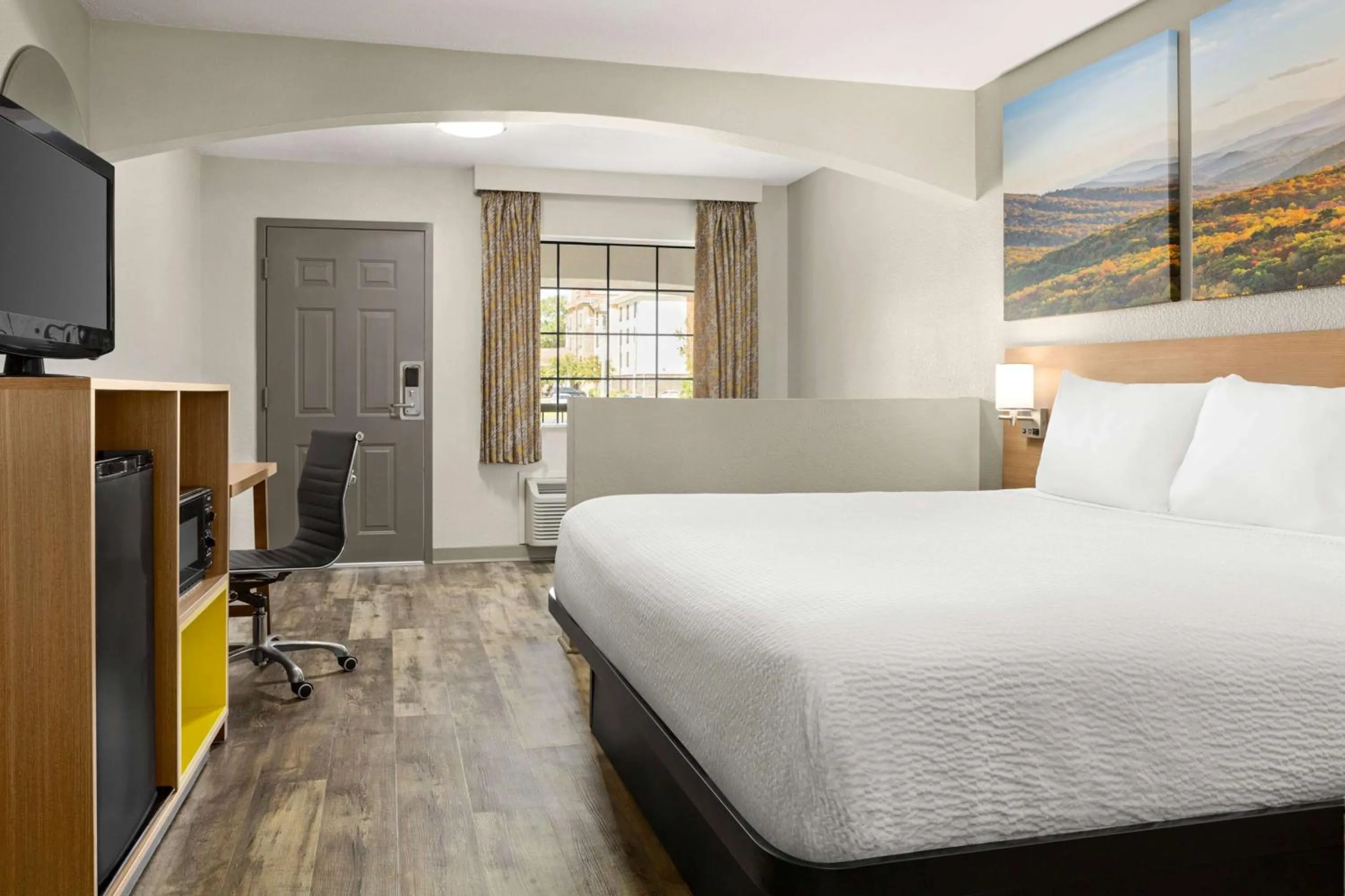 Photo of the whole room, Bed in Days Inn by Wyndham Fulton