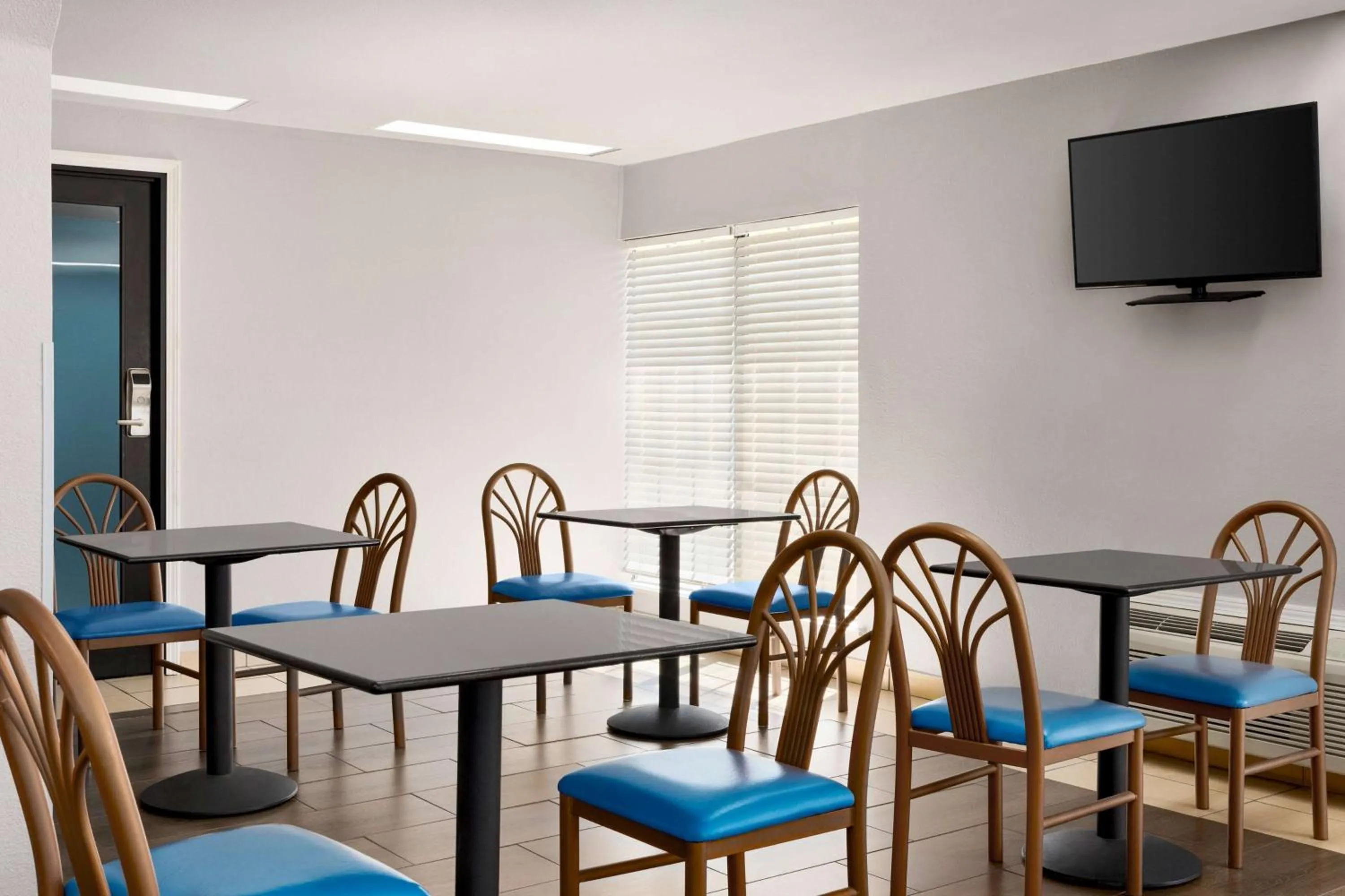 Restaurant/places to eat in Days Inn by Wyndham Fulton