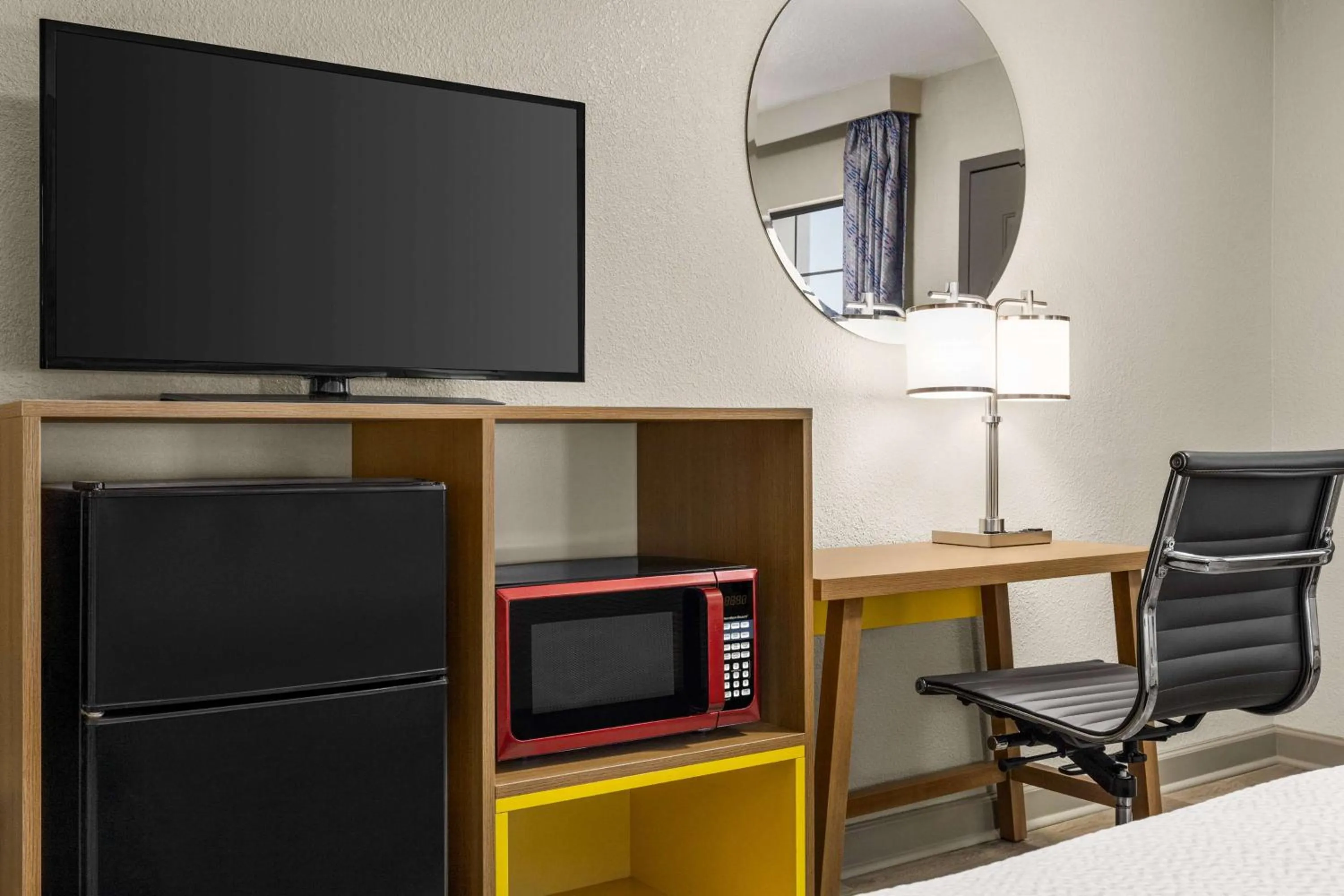 TV and multimedia in Days Inn by Wyndham Fulton