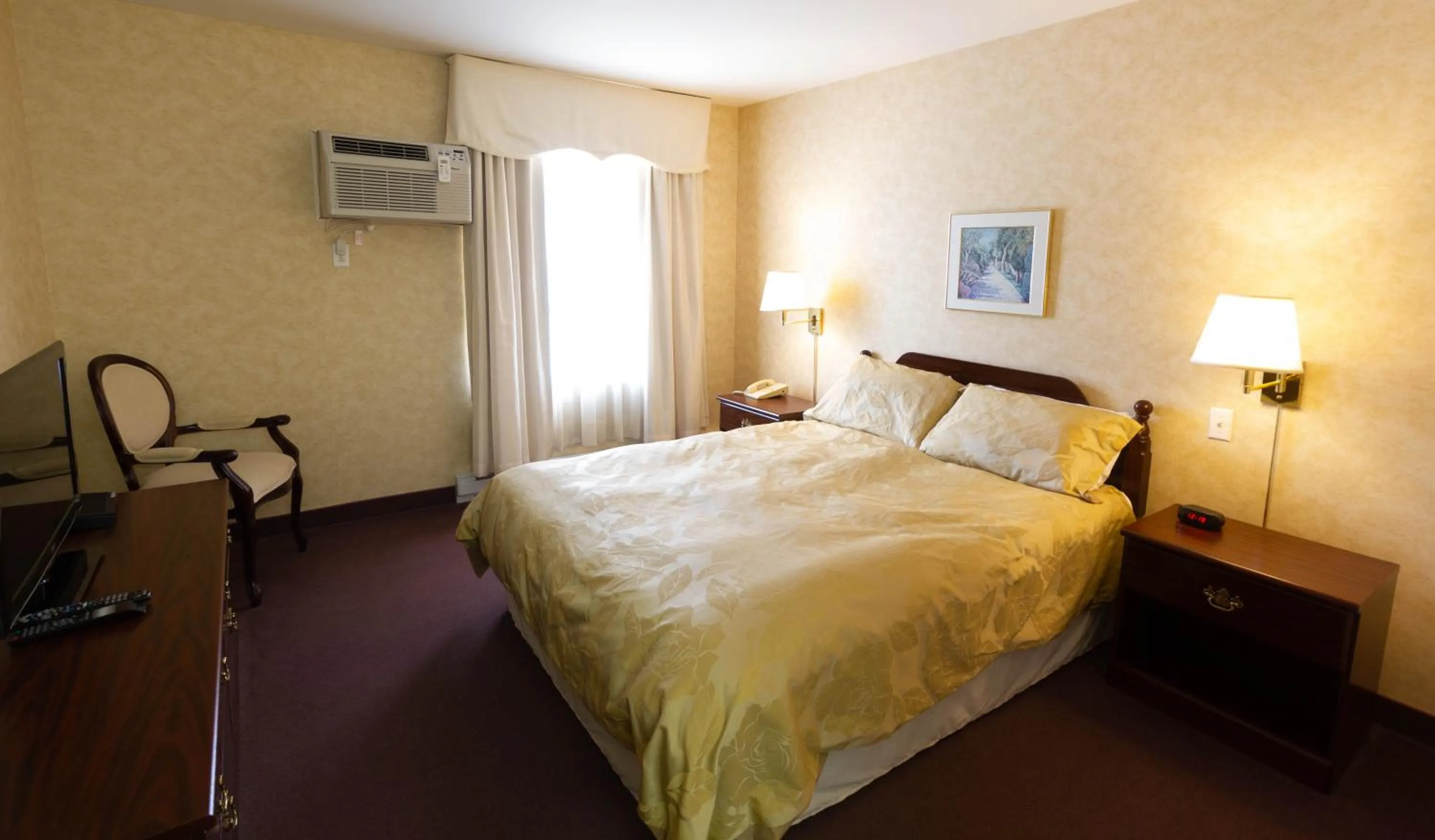 Bedroom, Bed in Auberge La Rocaille