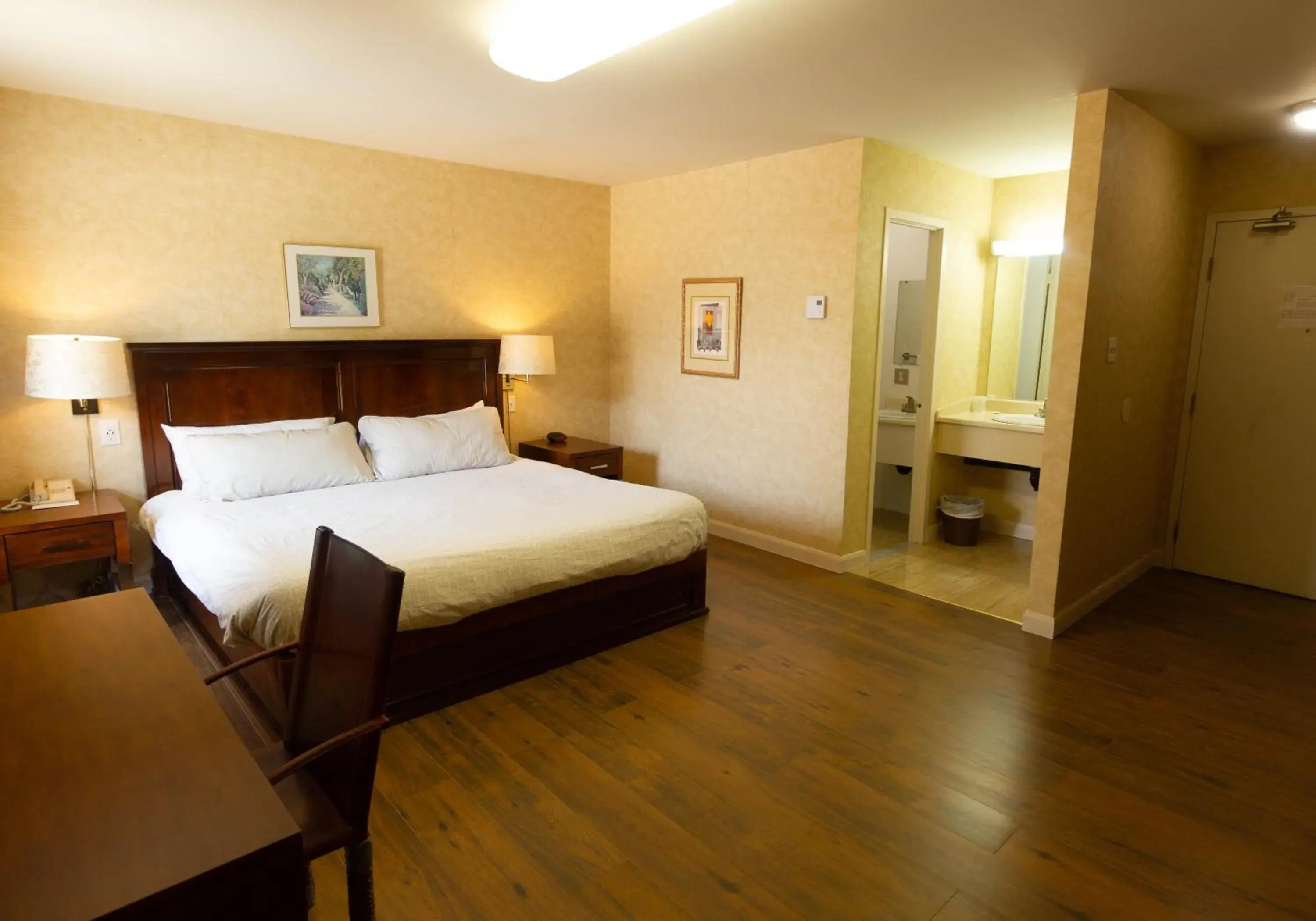 Standard King Room in Auberge La Rocaille Standard King Room in Auberge La Rocaille