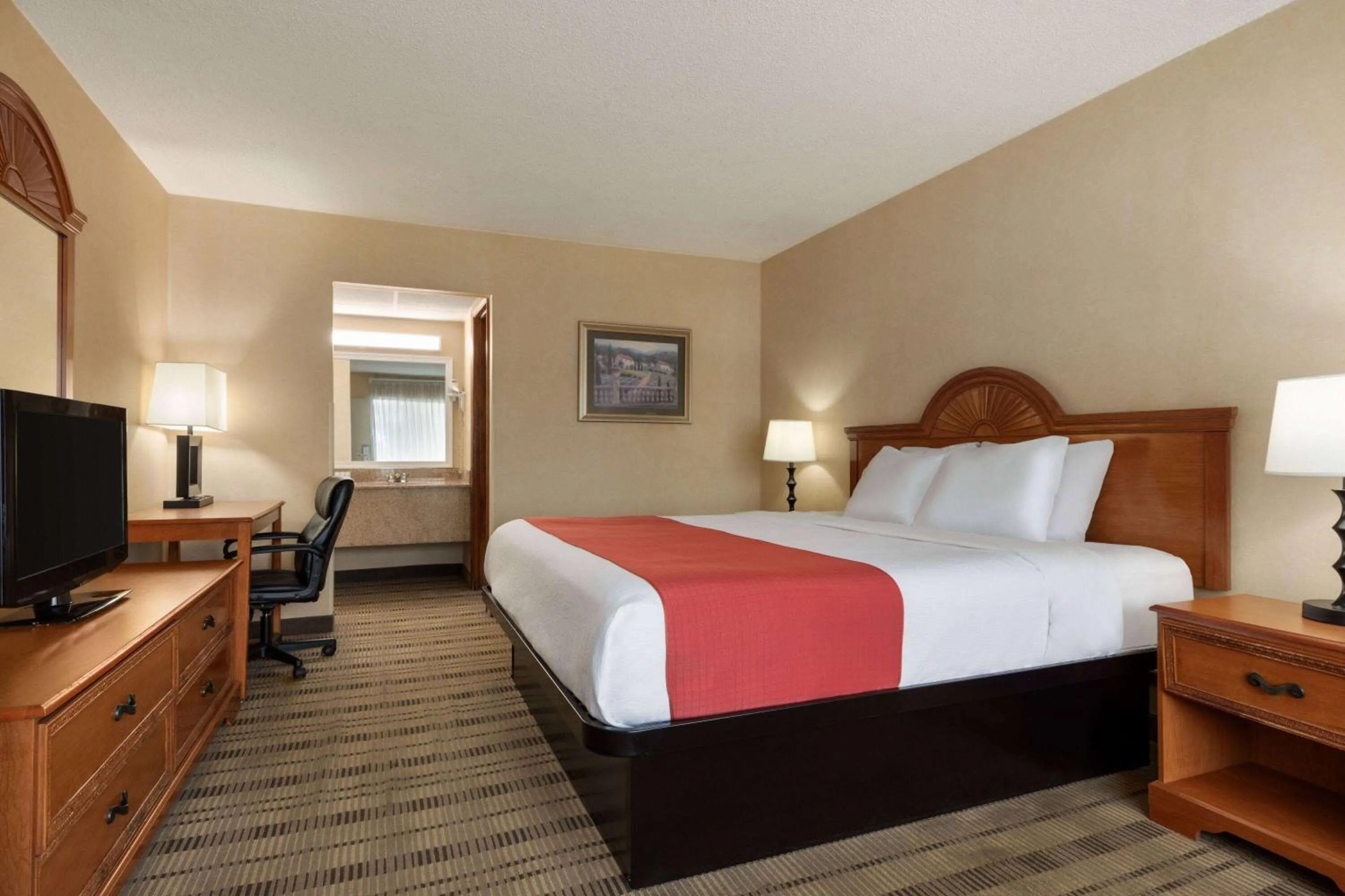 Photo of the whole room, Bed in Baymont by Wyndham Lynchburg