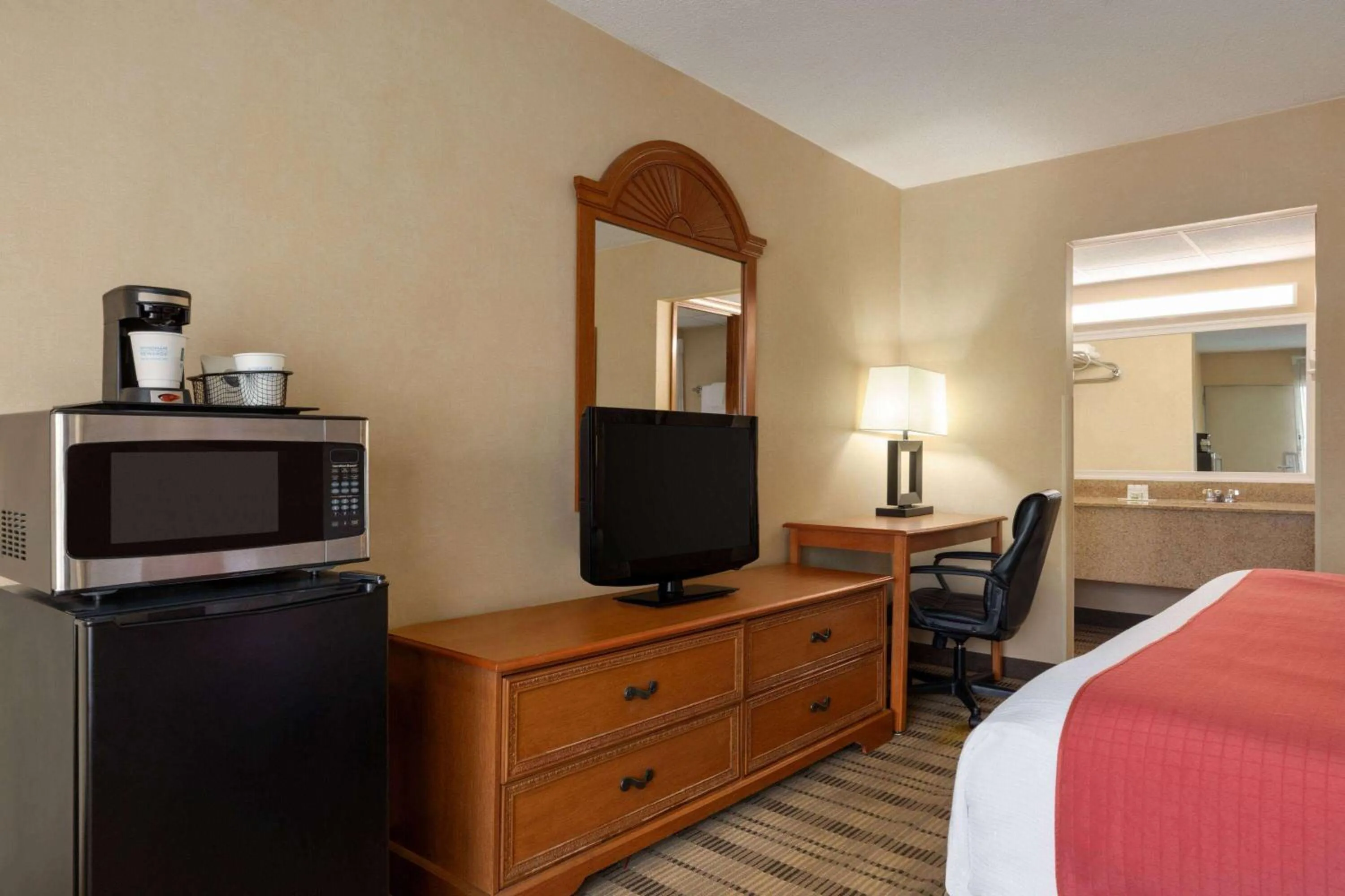 Photo of the whole room, Bed in Baymont by Wyndham Lynchburg