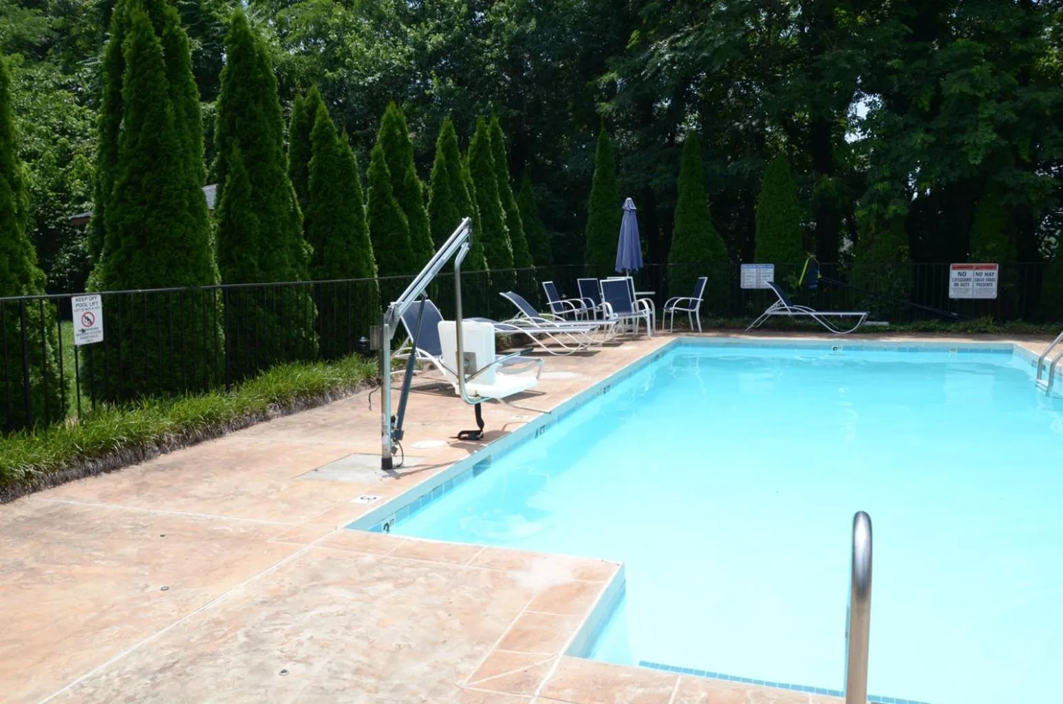 Swimming pool in Rodeway Inn