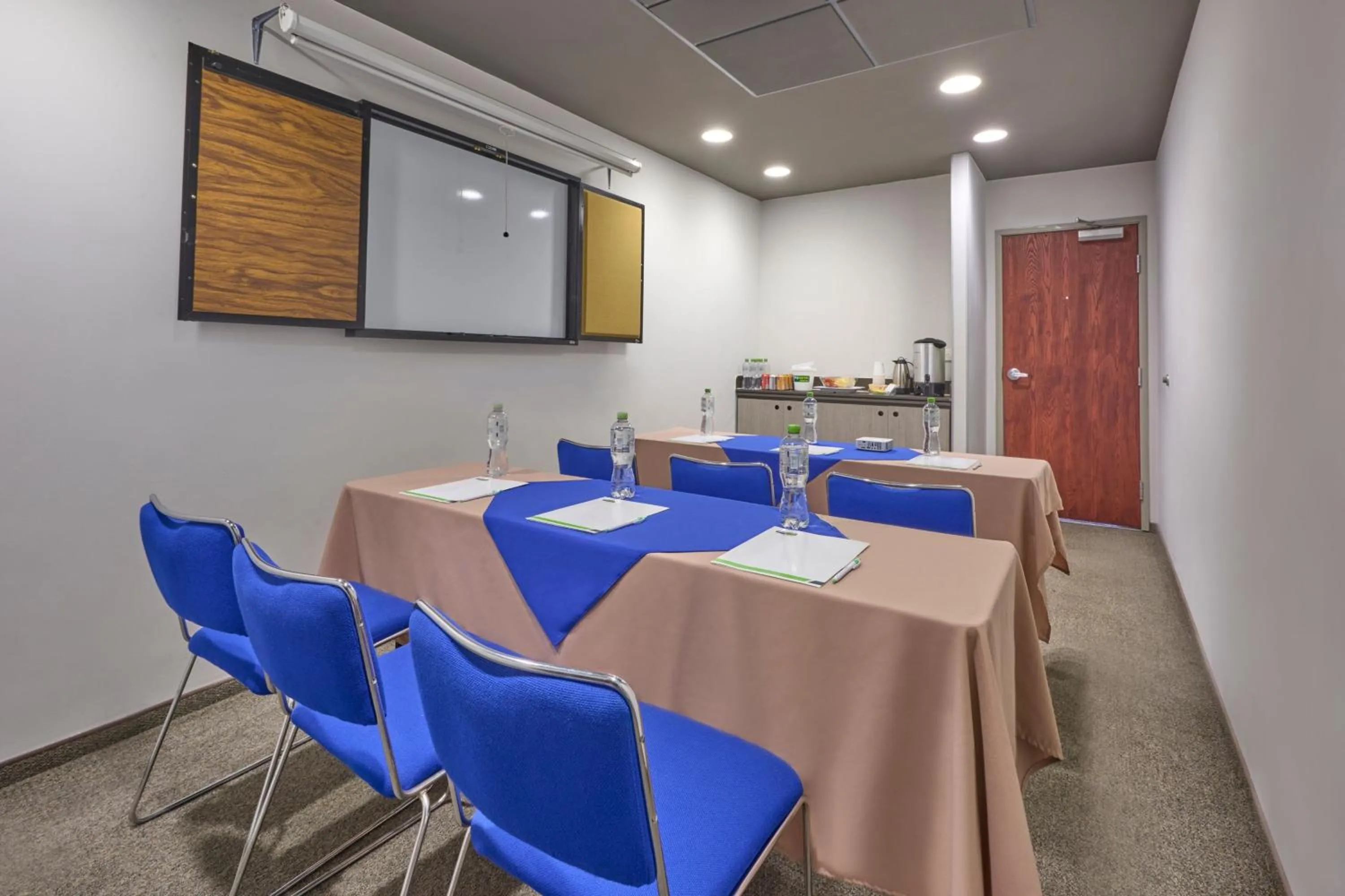 Meeting/conference room in City Express Junior by Marriott Mexicali